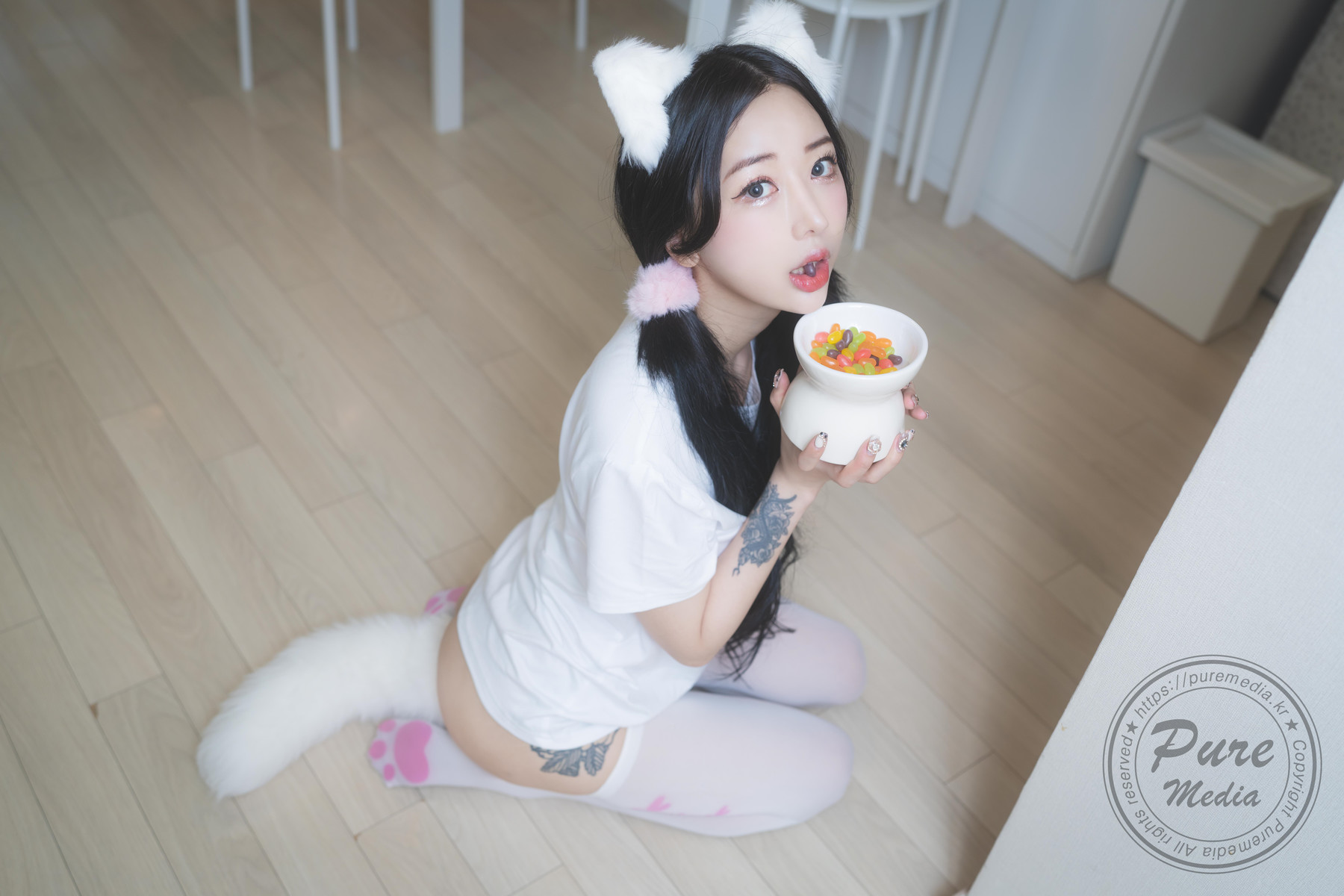 Jia 지아, [PURE MEDIA] Naked cat on the sofa Set.02の写真 5