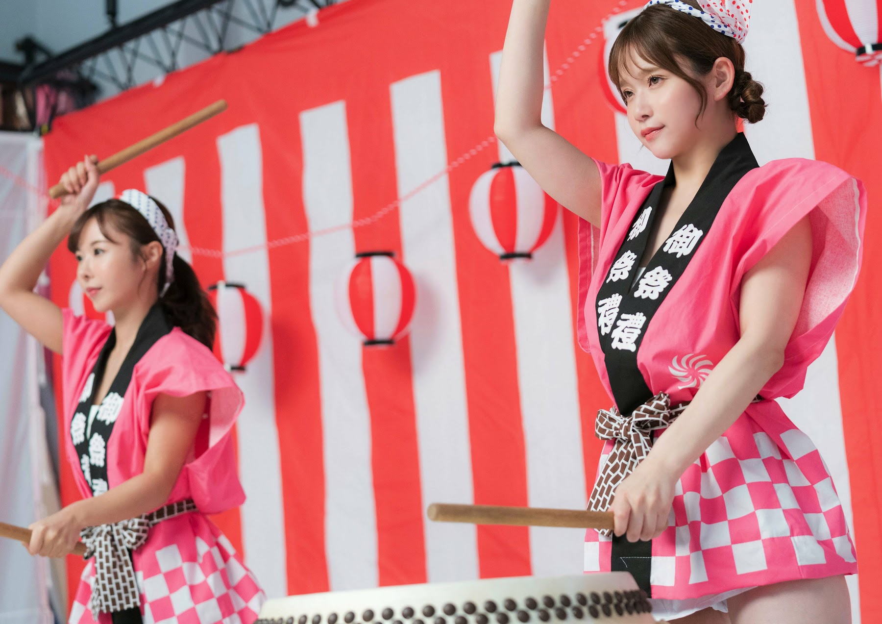 栗山莉緒×桃園怜奈, Shukan Post 2023.11.10 (週刊ポスト 2023年11月10日号)の写真 4