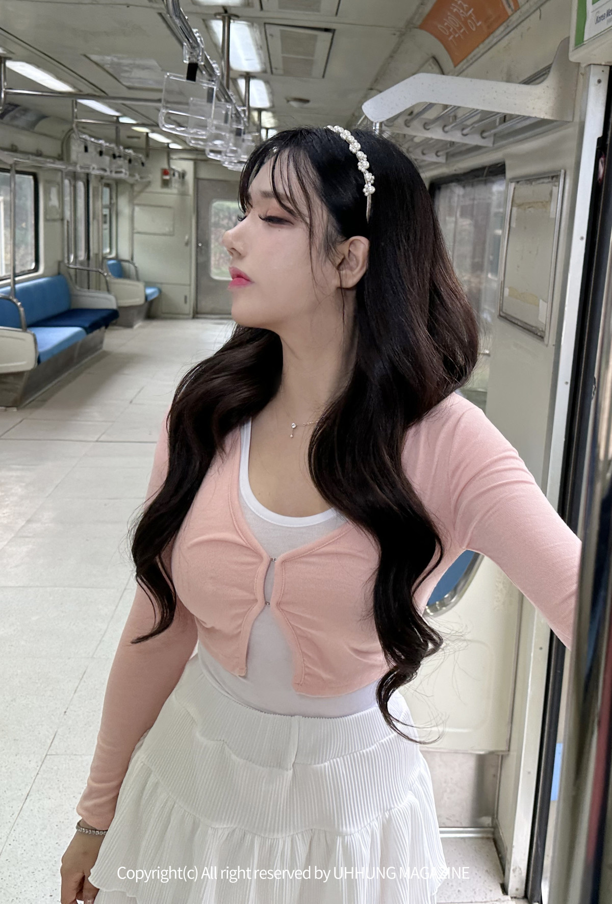 Hani 하니, UHHUNG Magazine “The Girlfriend on The Subway” Set.01の写真 2