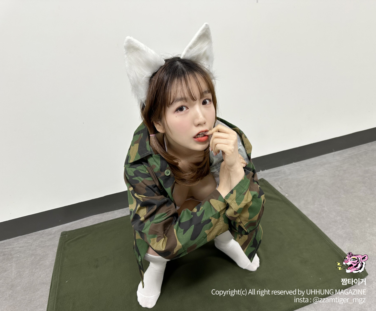 Yoonvely 윤블리, UHHUNG Magazine Vol.04 “Milltary” Set.03の写真 30
