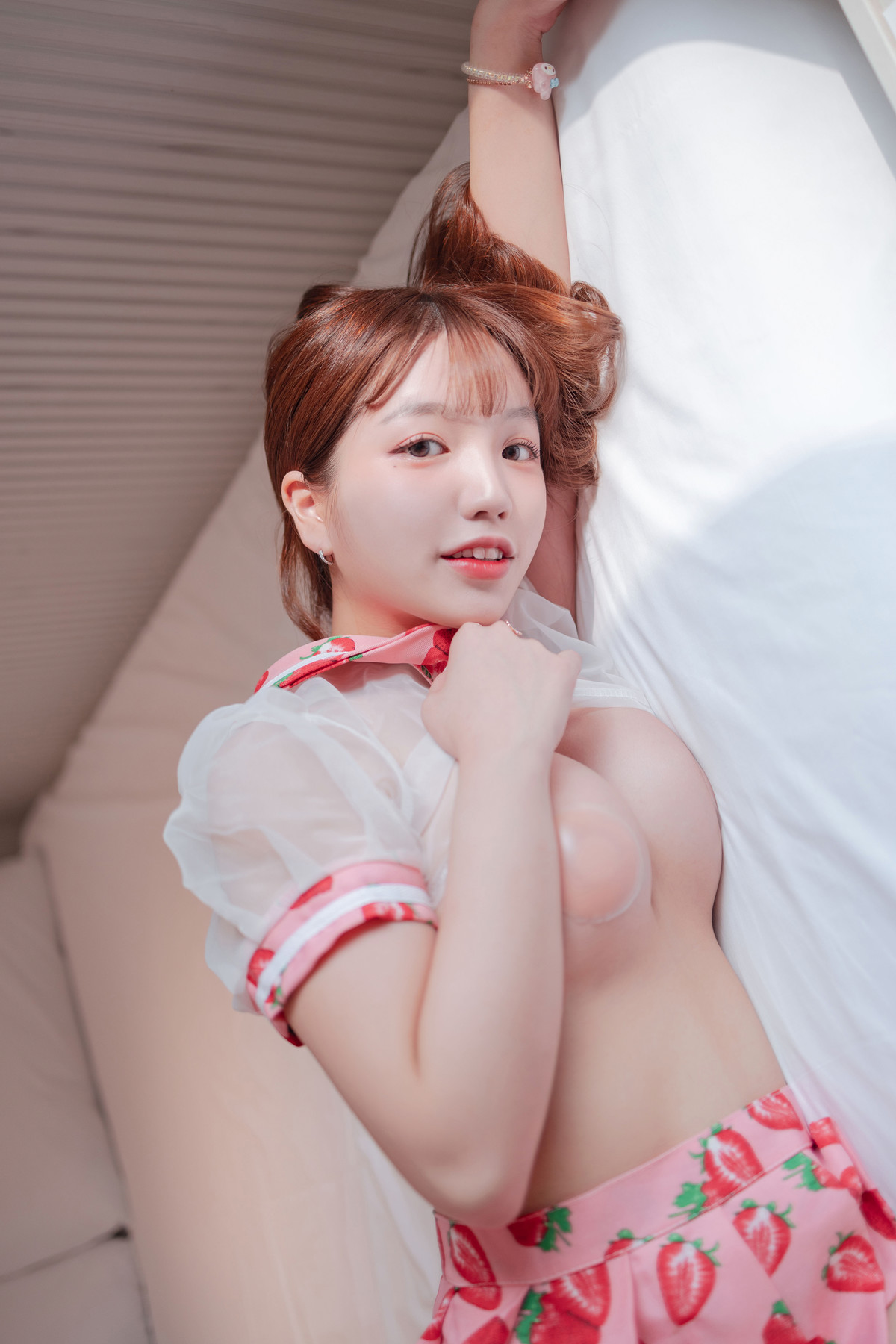 Yoonvely 윤블리, Photobook “Strawberry Lingerie” Set.01の写真 15