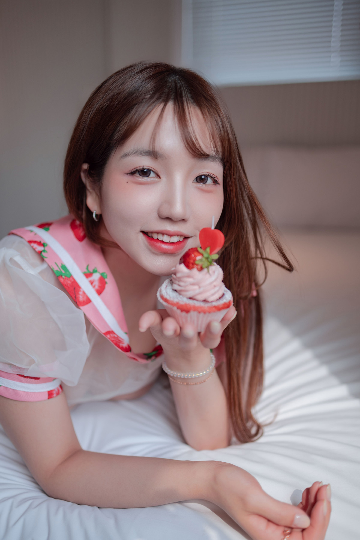 Yoonvely 윤블리, Photobook “Strawberry Lingerie” Set.01の写真 19