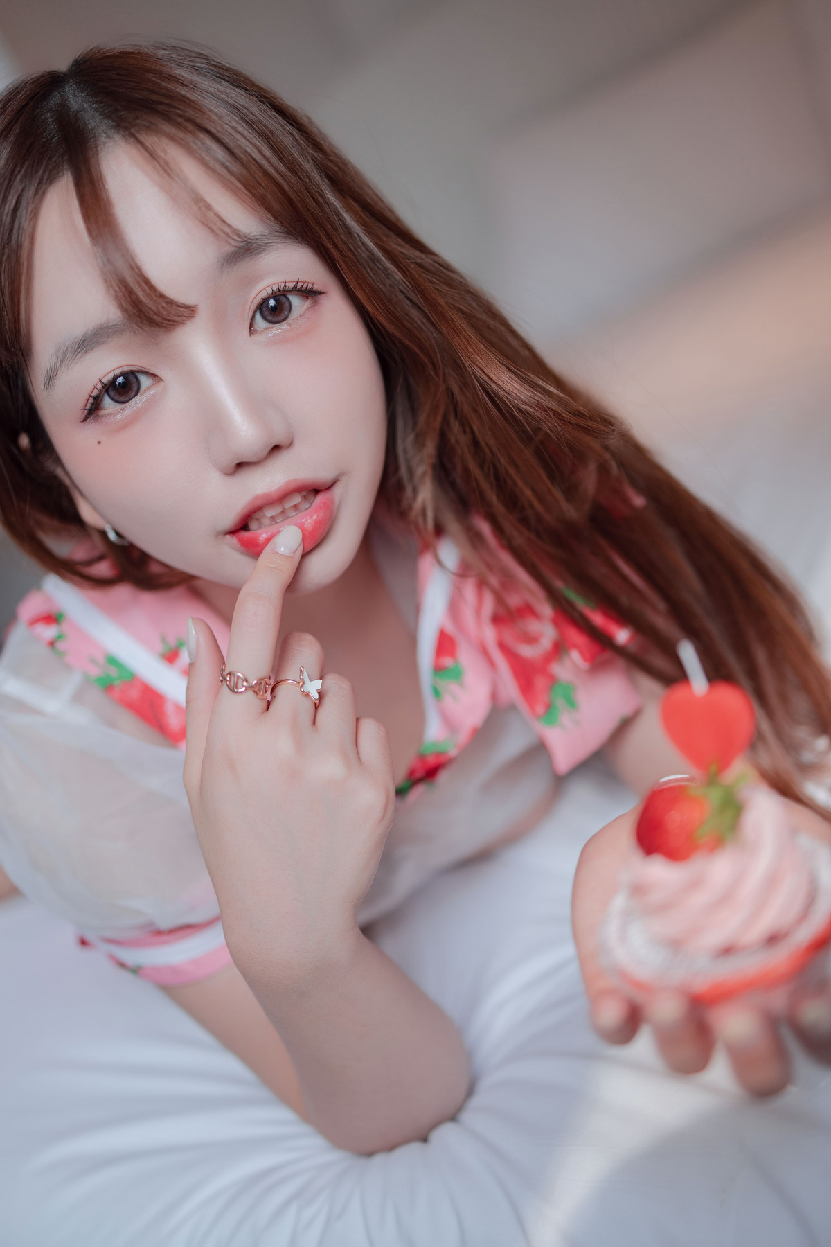 Yoonvely 윤블리, Photobook “Strawberry Lingerie” Set.01の写真 20