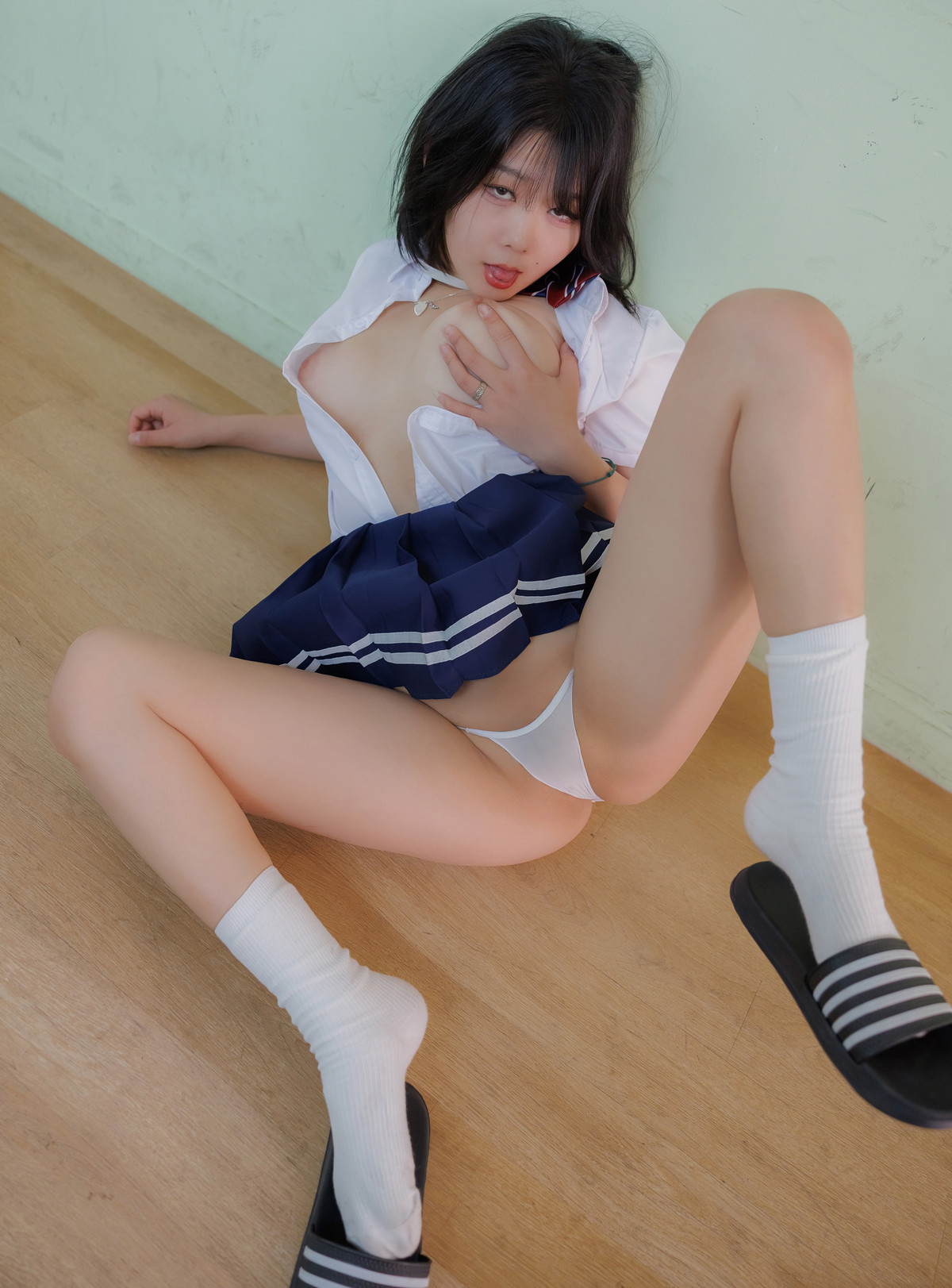 ZIA.Kwon 권지아, Ready Photobook Vol.02 School Girl Set.02の写真 5