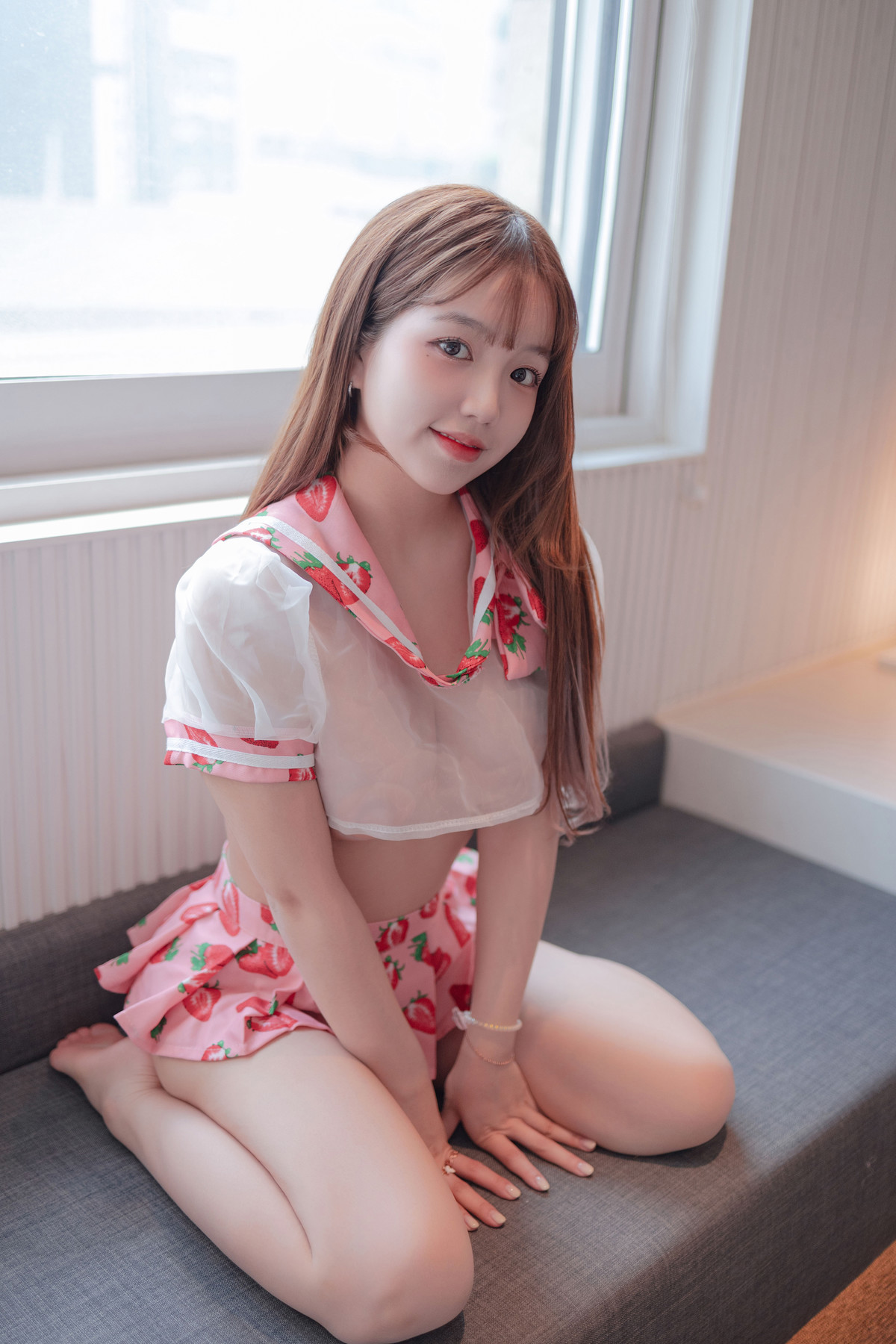 Yoonvely 윤블리, Photobook “Strawberry Lingerie” Set.02の写真 12