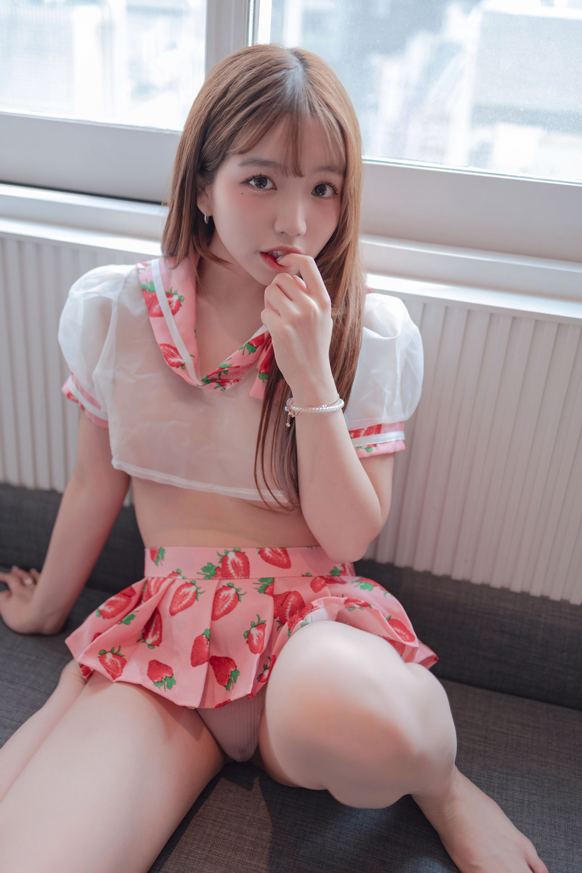 Yoonvely 윤블리, Photobook “Strawberry Lingerie” Set.02の写真 16