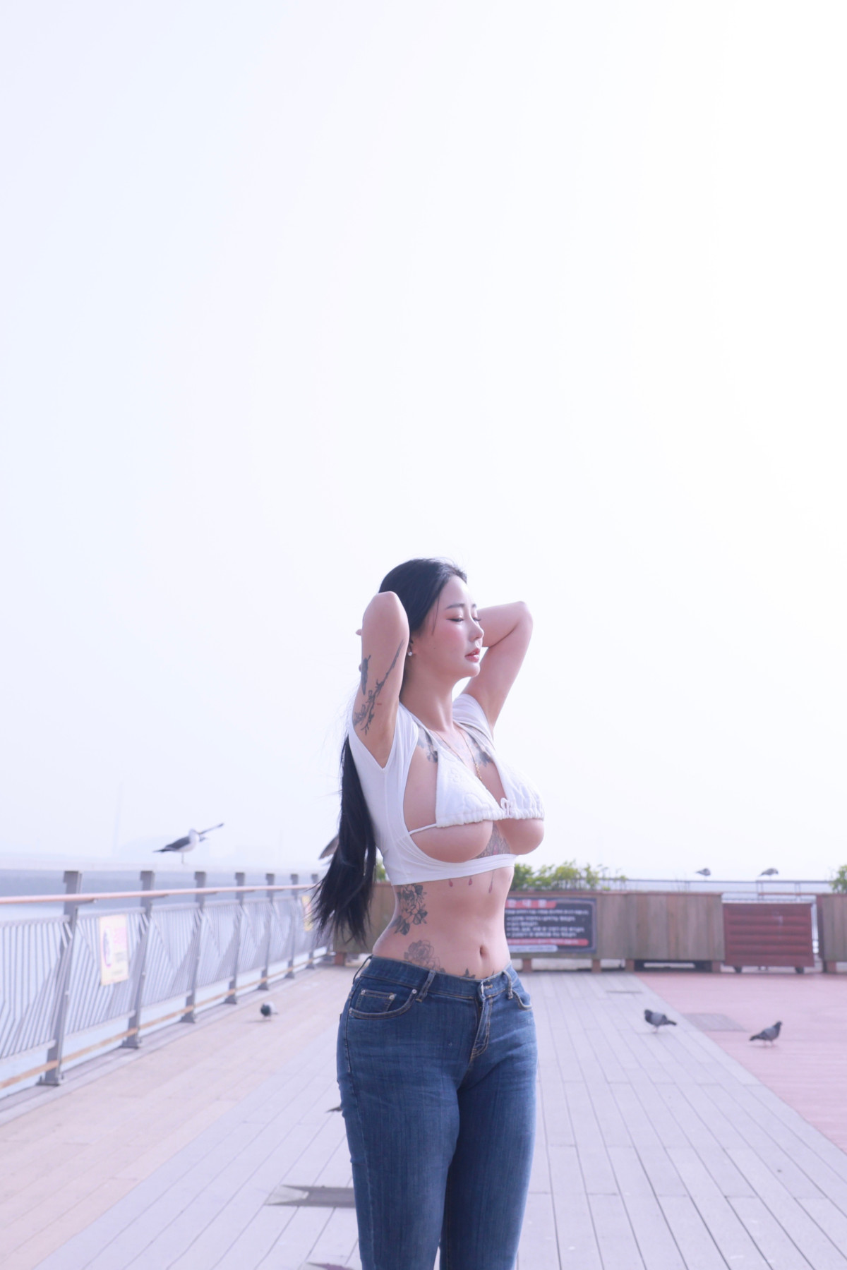 Jeon BoYeon 전보연, Photobook ‘Moo Hot Debut’ Set.01の写真 2