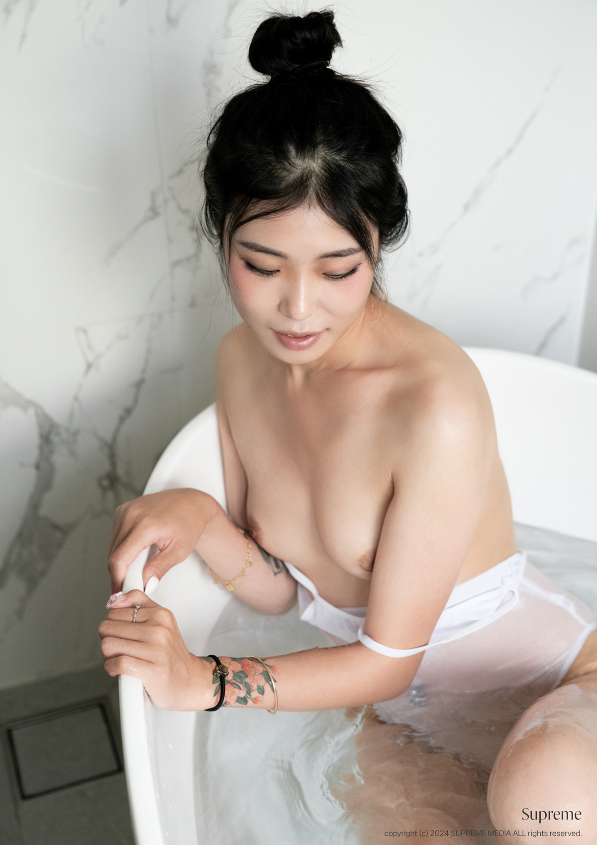 Bora 보라, Supreme Photobook ‘Bora No.02’の写真 10
