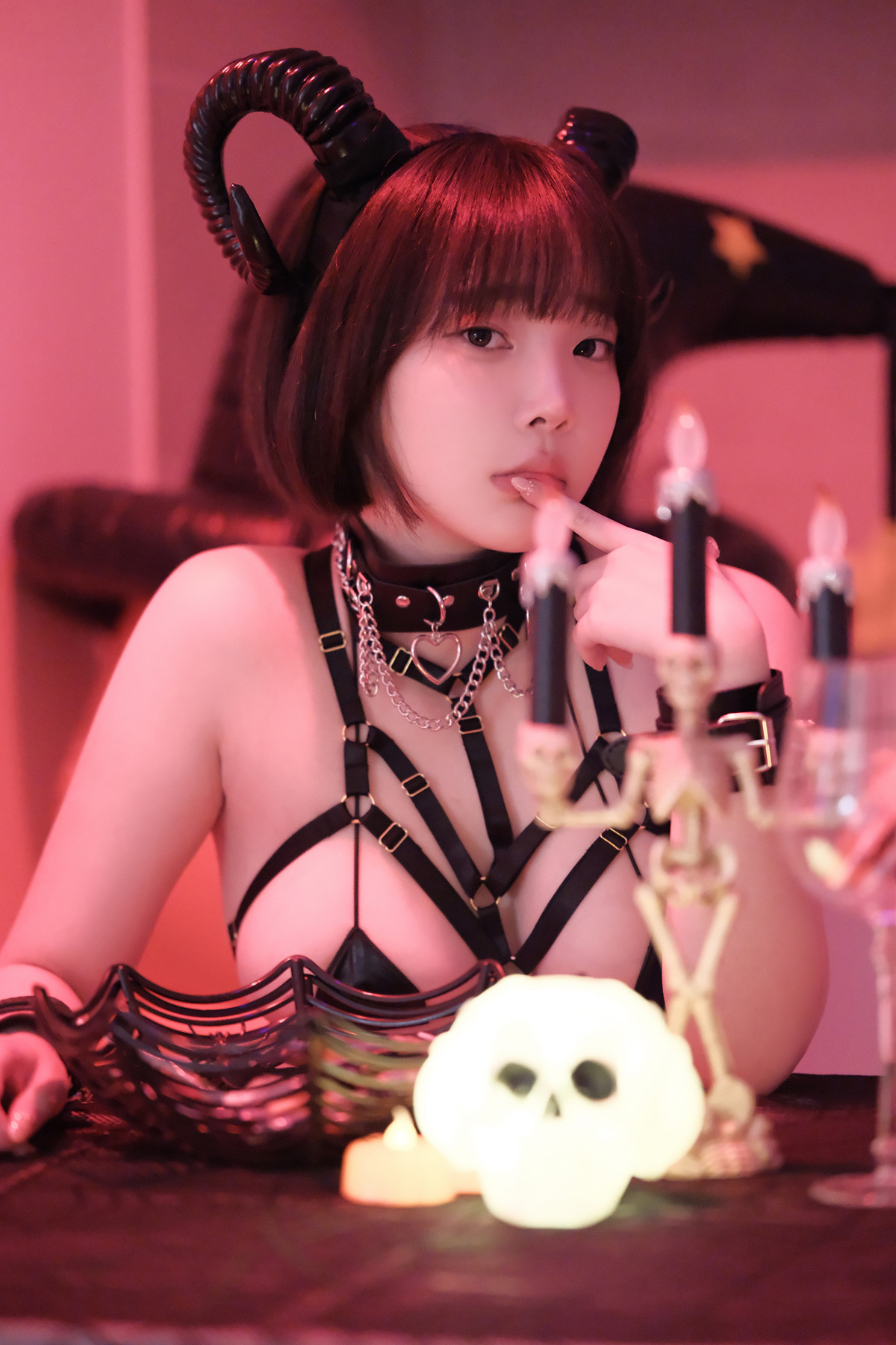 Kang Inkyung 강인경, Photobook ‘Halloween’ Set.01の写真 3