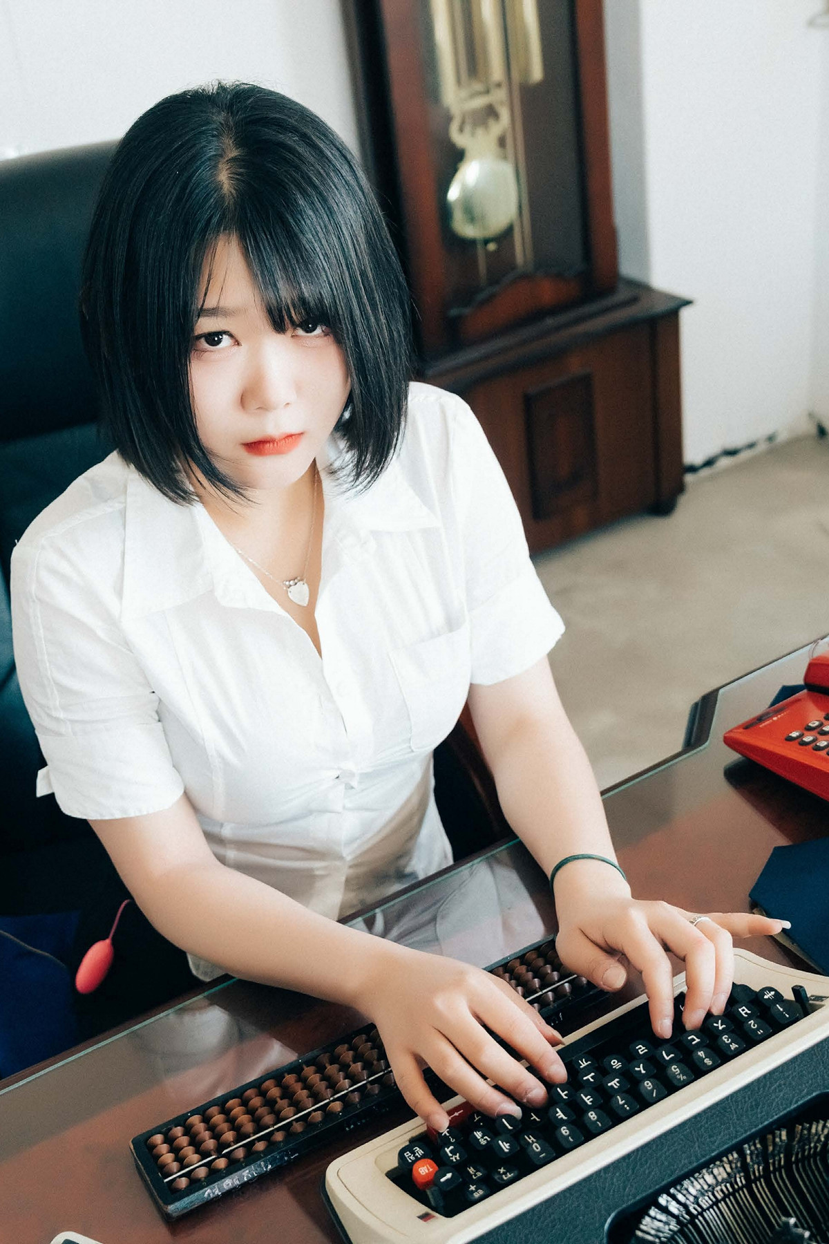ZIA.Kwon 권지아, Loozy ‘Female Employee’ Set.01の写真 3