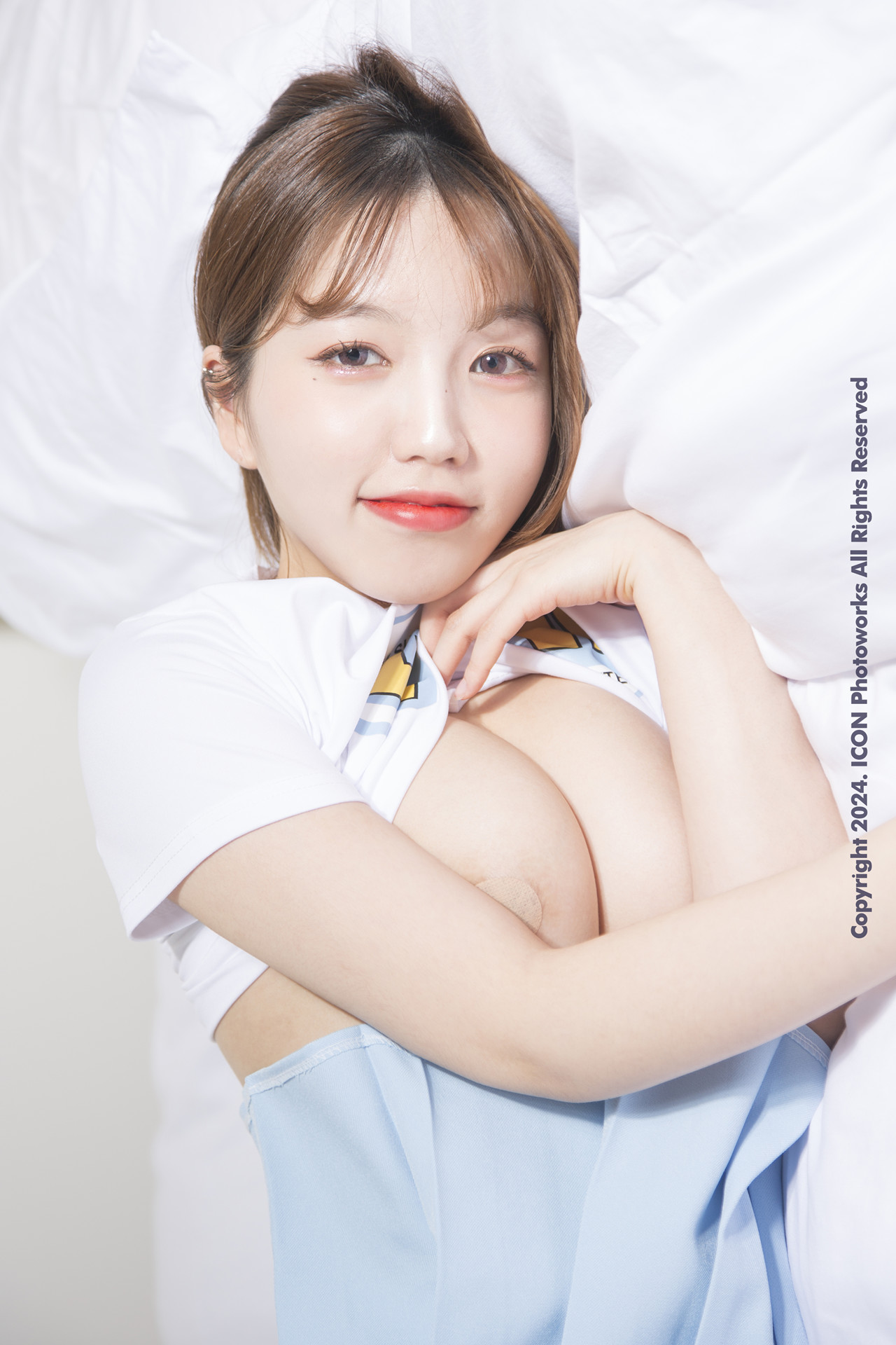 Yoonvely 윤블리, ICON Photobook “Shy But Boldly” Set.01の写真 3