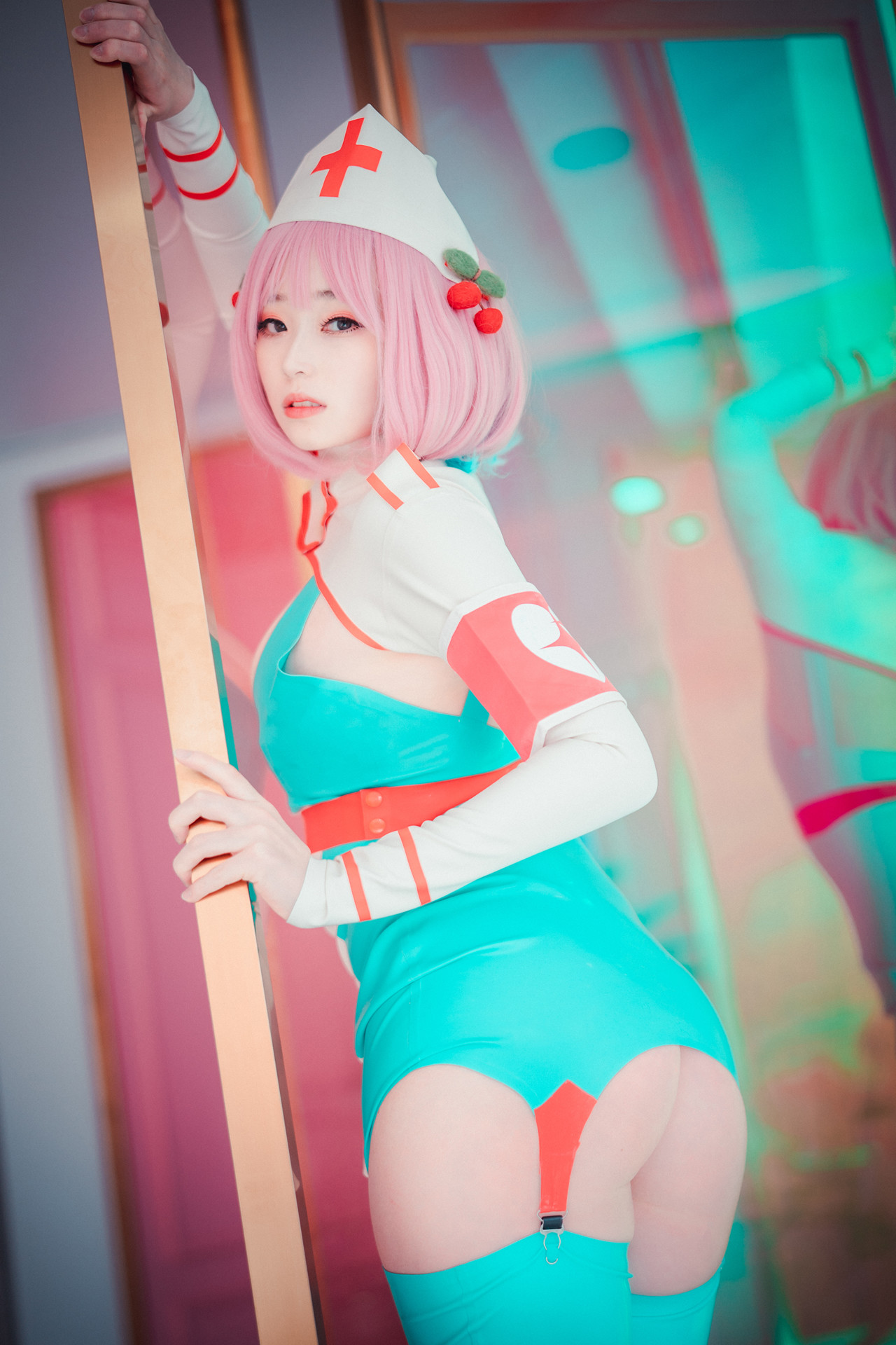 Bambi 밤비, DJAWA ‘Cling To Latex’の写真 2