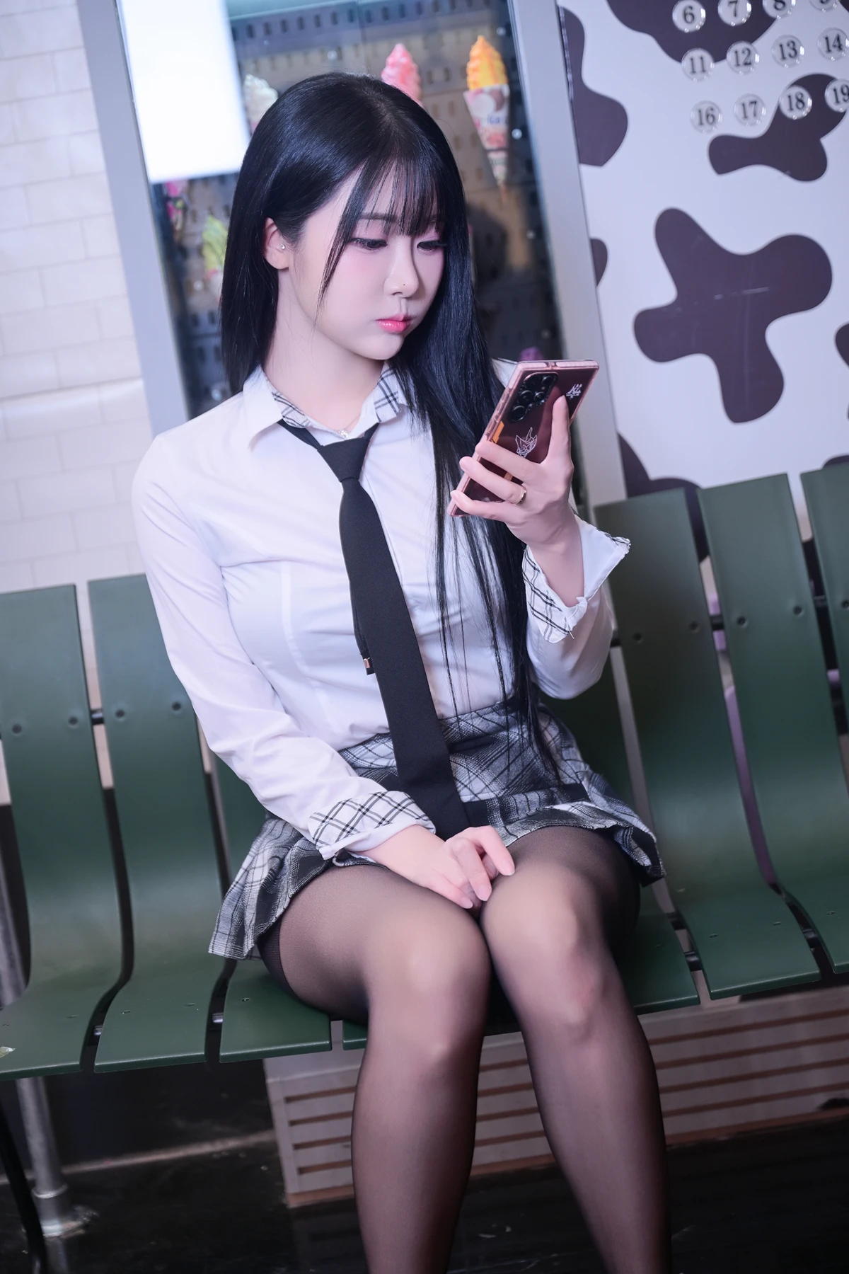 Jeong Bomi 정보미, PhotoBook 「Schoolgirl In The Subway」 Set.01の写真 3