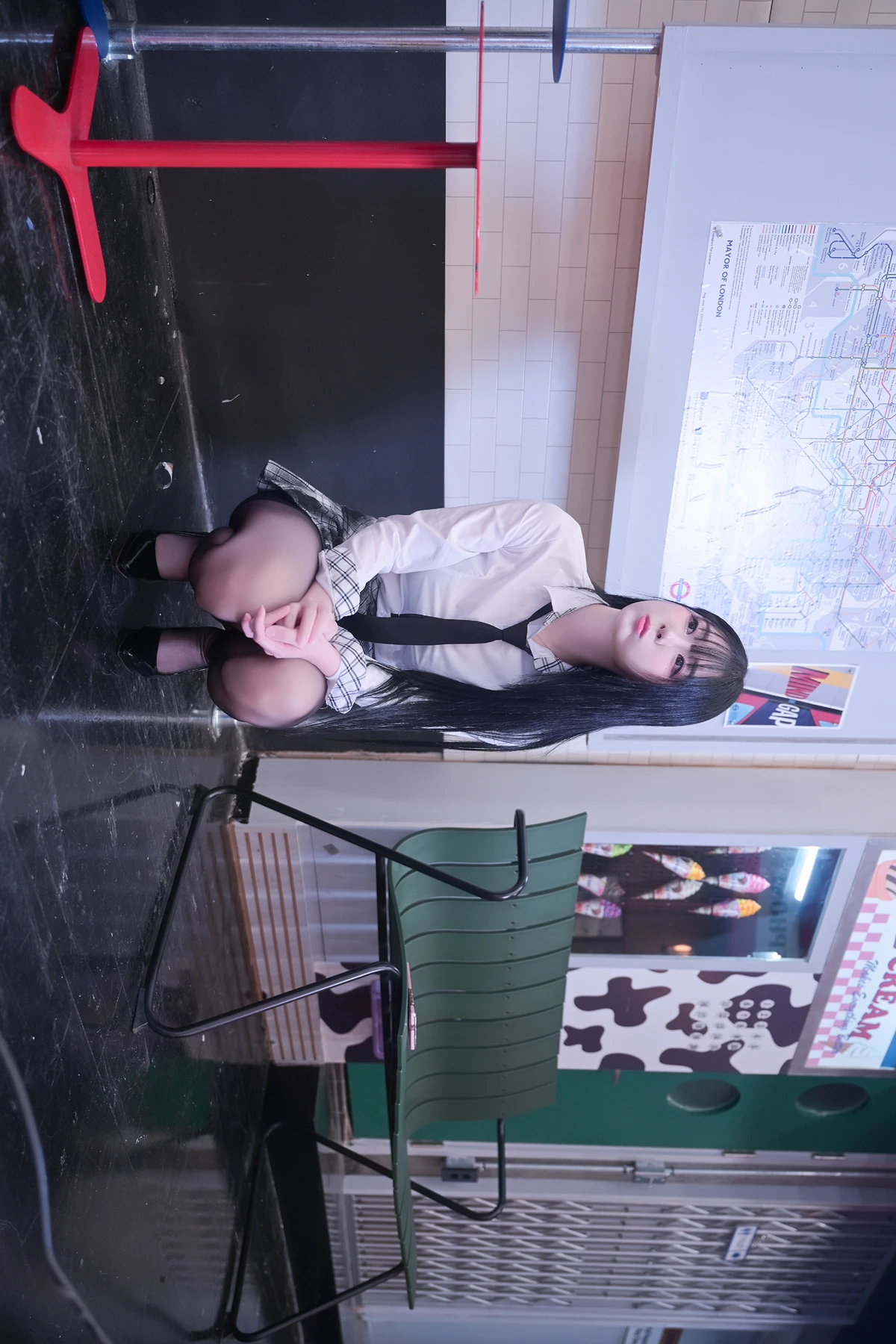 Jeong Bomi 정보미, PhotoBook 「Schoolgirl In The Subway」 Set.01の写真 9