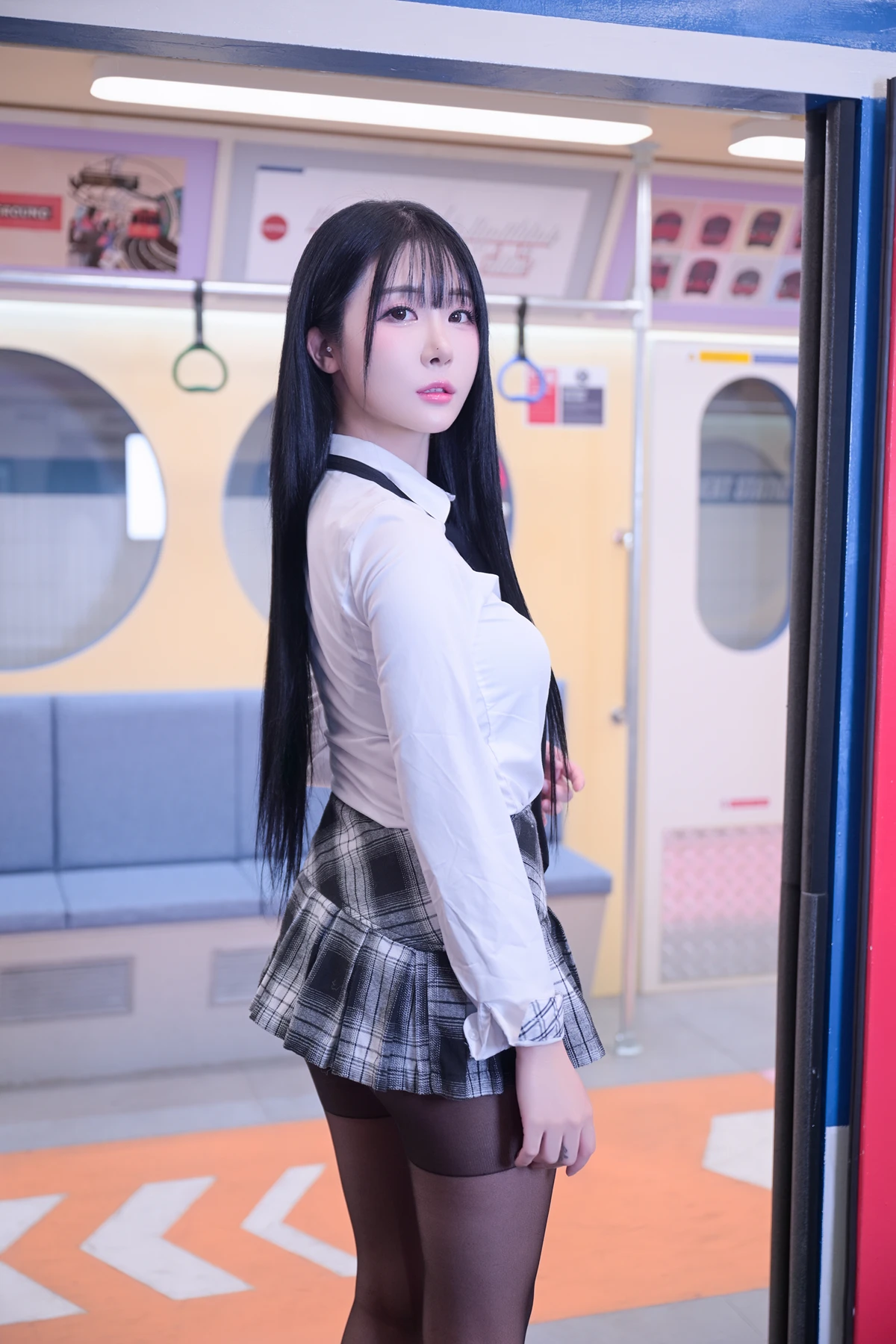 Jeong Bomi 정보미, PhotoBook 「Schoolgirl In The Subway」 Set.01の写真 13