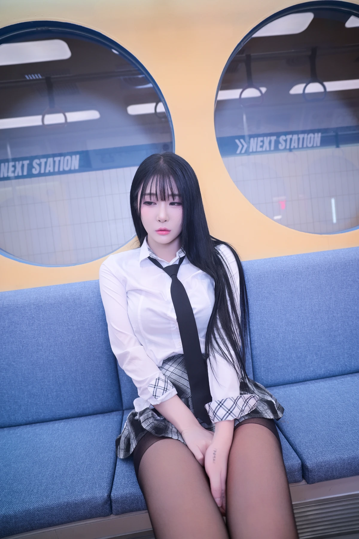 Jeong Bomi 정보미, PhotoBook 「Schoolgirl In The Subway」 Set.02の写真 3