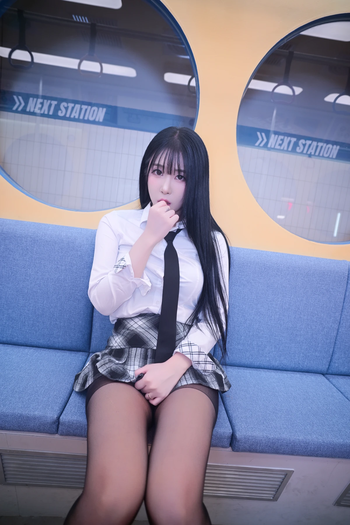Jeong Bomi 정보미, PhotoBook 「Schoolgirl In The Subway」 Set.02の写真 4