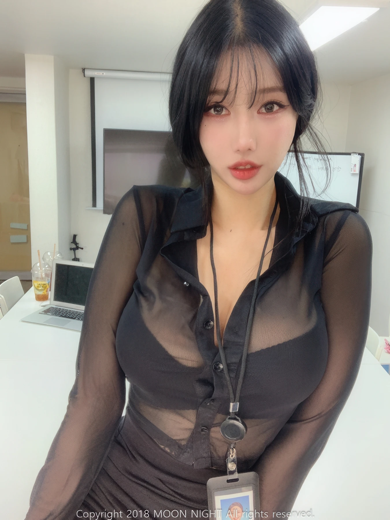 Yunjin 챌이, Moon Night Snap Photobook 「In The Office」の写真 2
