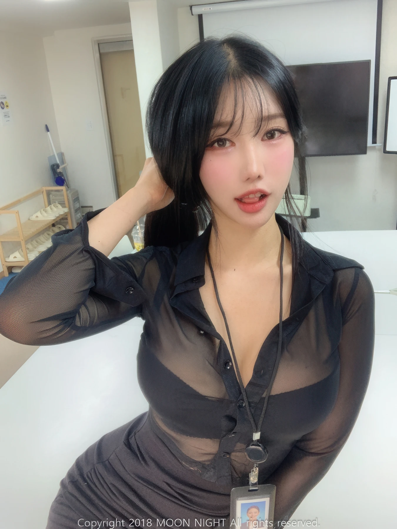 Yunjin 챌이, Moon Night Snap Photobook 「In The Office」の写真 3