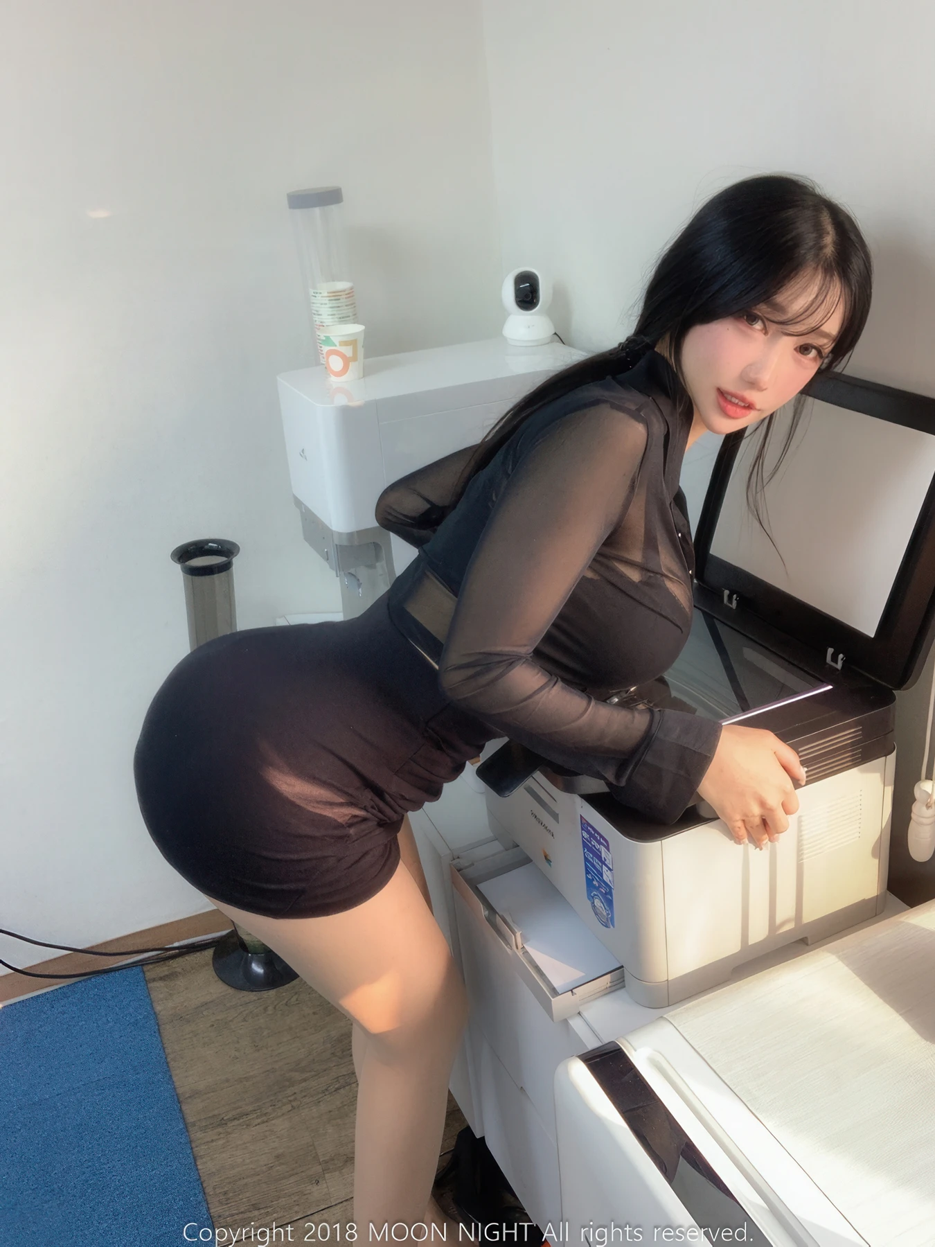 Yunjin 챌이, Moon Night Snap Photobook 「In The Office」の写真 6