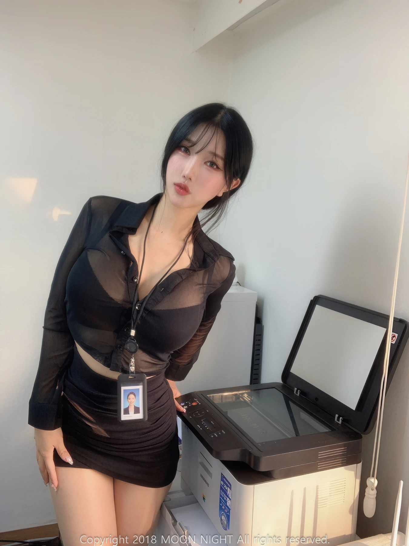 Yunjin 챌이, Moon Night Snap Photobook 「In The Office」の写真 7