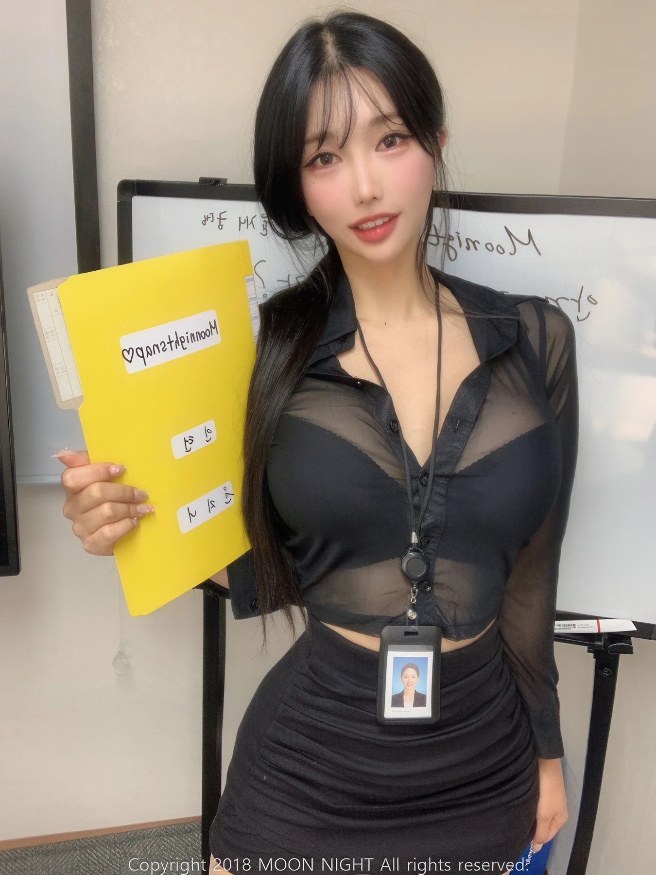 Yunjin 챌이, Moon Night Snap Photobook 「In The Office」の写真 8