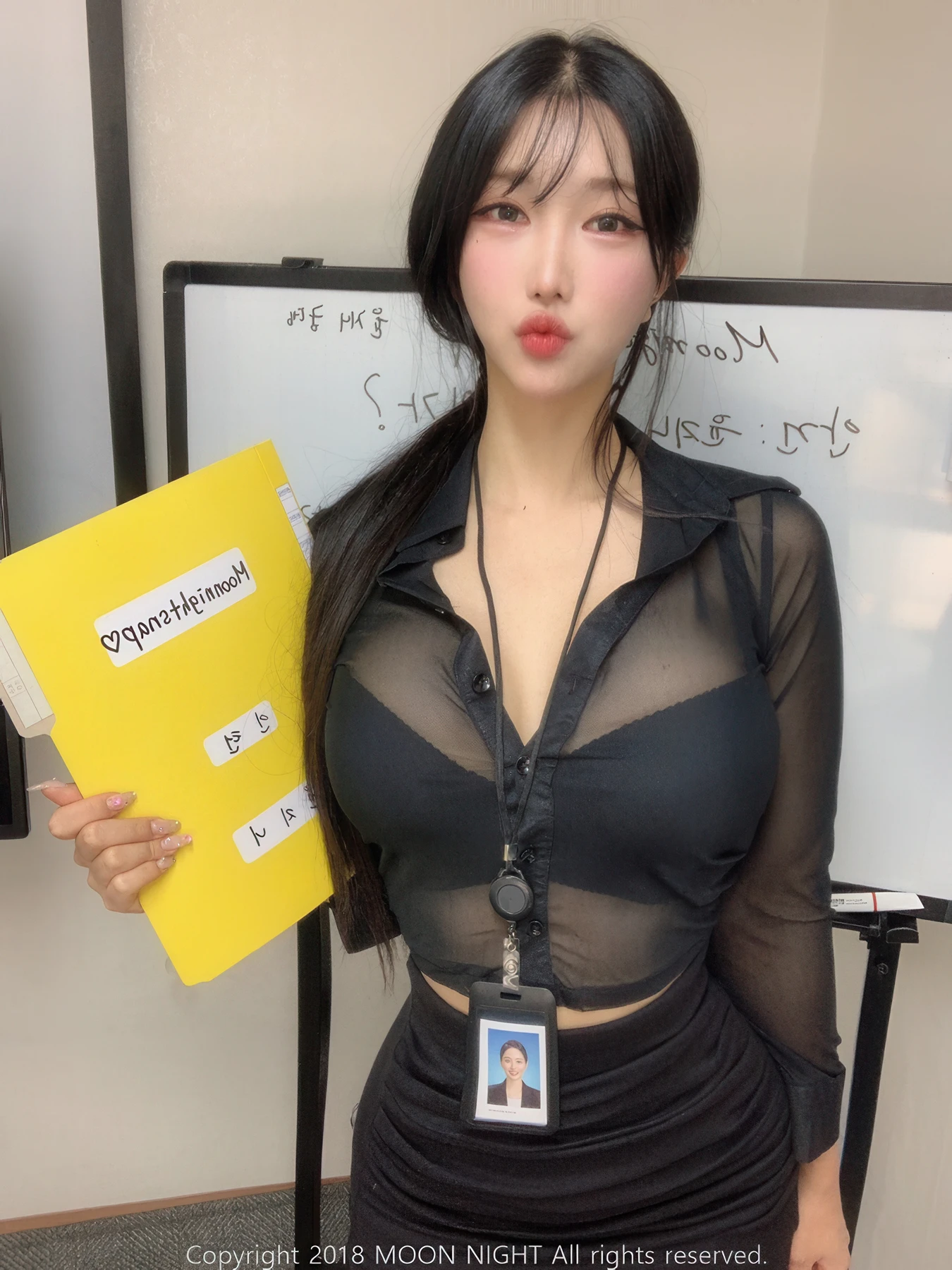Yunjin 챌이, Moon Night Snap Photobook 「In The Office」の写真 9