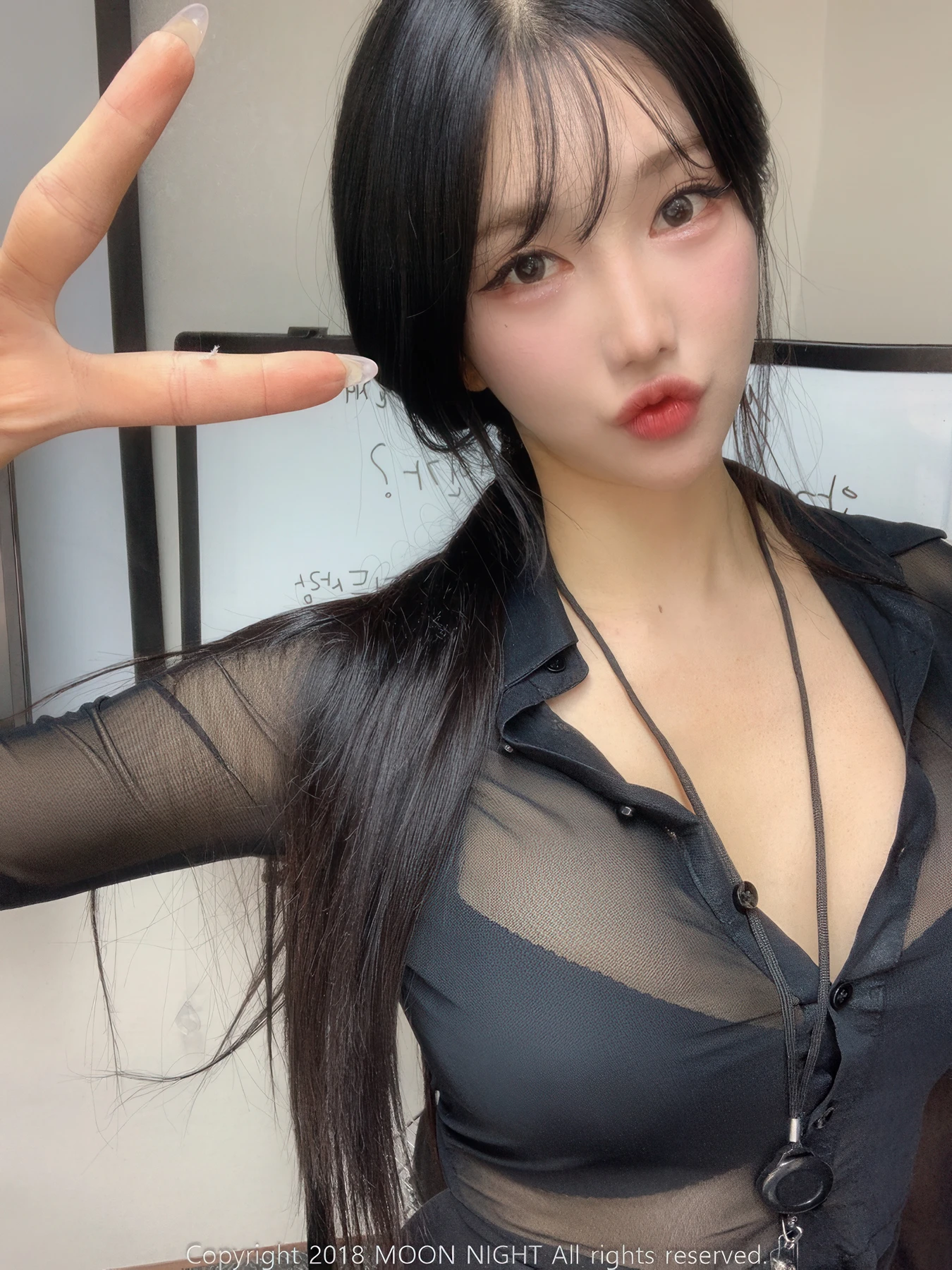 Yunjin 챌이, Moon Night Snap Photobook 「In The Office」の写真 10