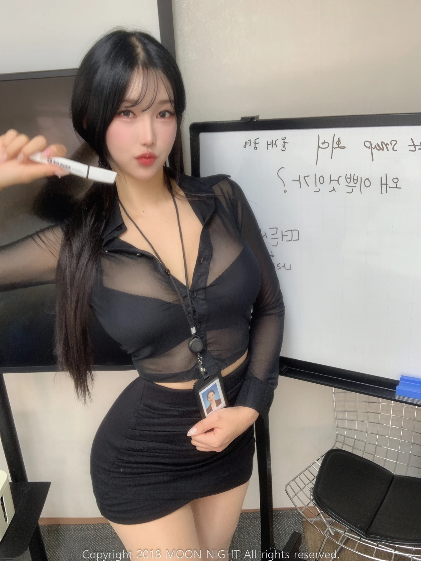 Yunjin 챌이, Moon Night Snap Photobook 「In The Office」の写真 12