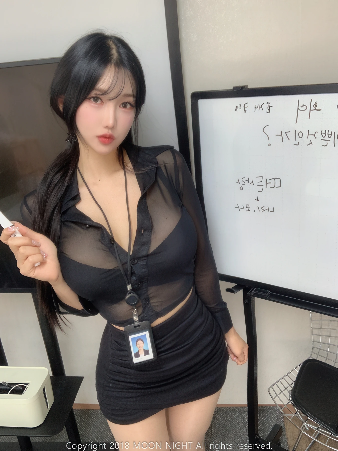 Yunjin 챌이, Moon Night Snap Photobook 「In The Office」の写真 13
