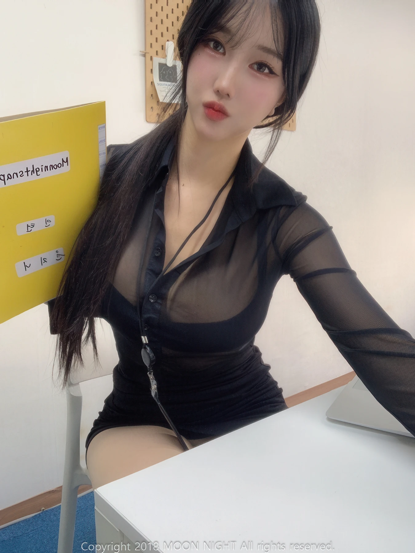 Yunjin 챌이, Moon Night Snap Photobook 「In The Office」の写真 14