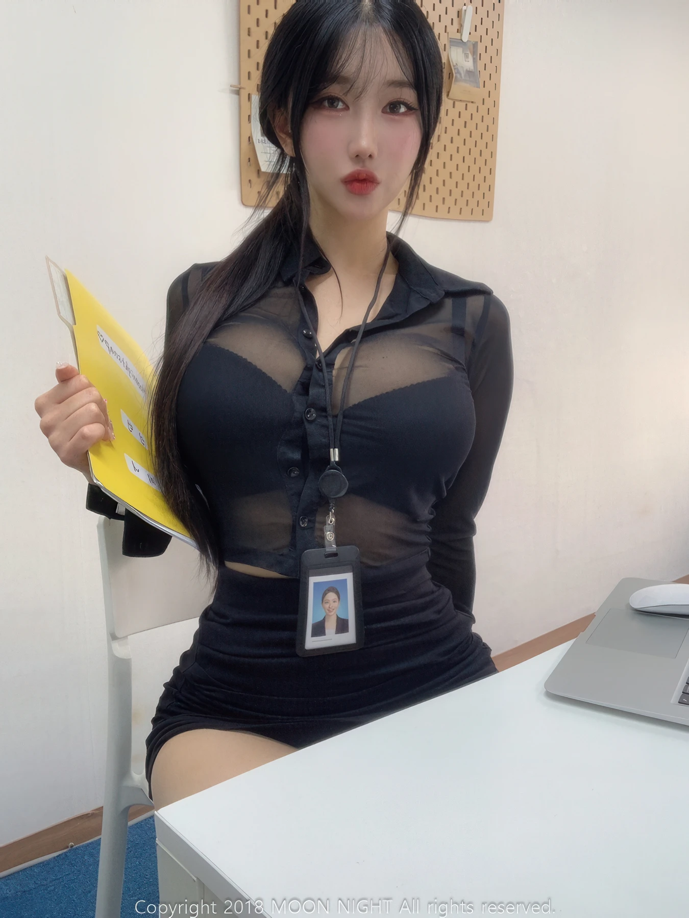 Yunjin 챌이, Moon Night Snap Photobook 「In The Office」の写真 15