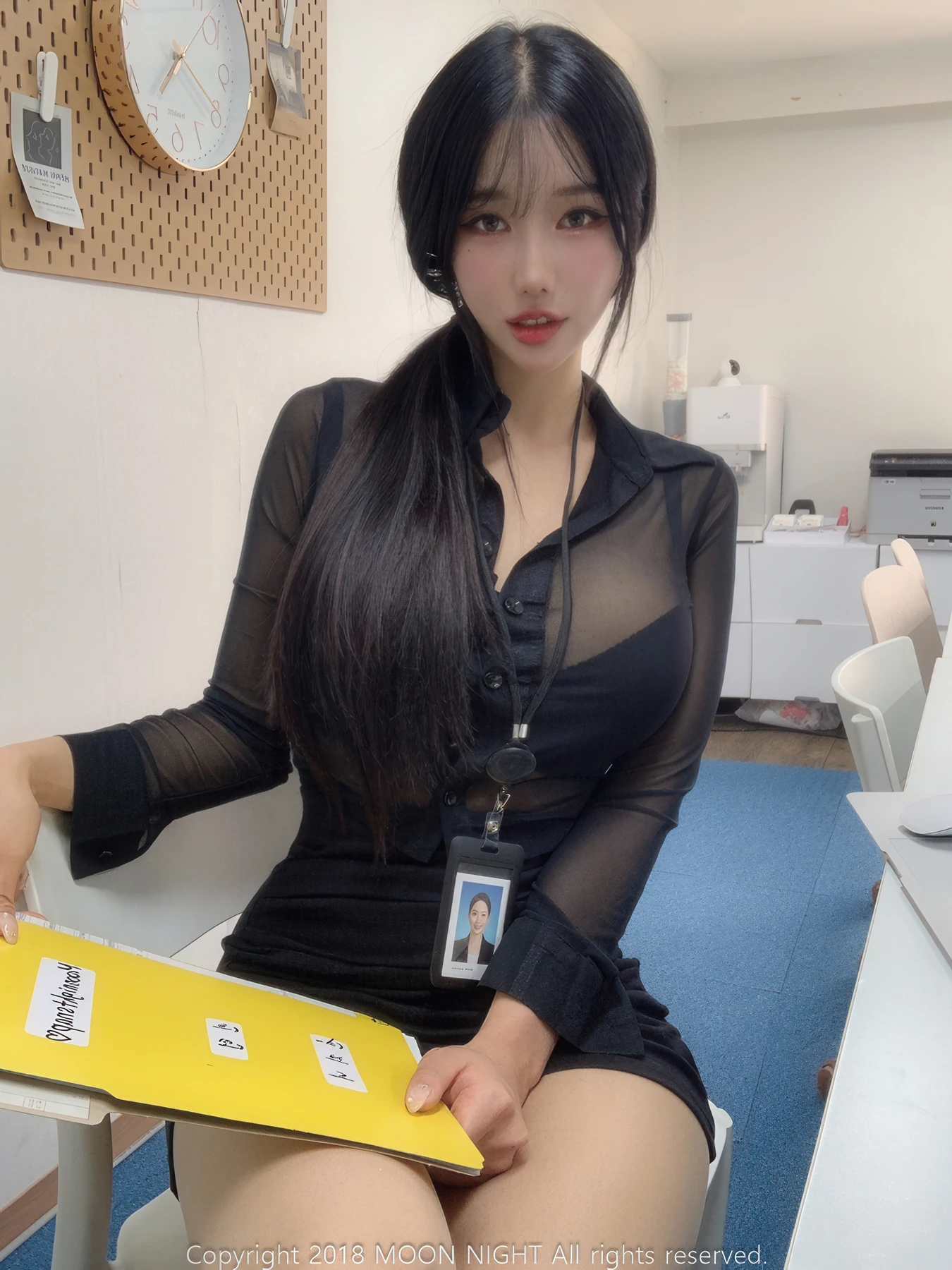 Yunjin 챌이, Moon Night Snap Photobook 「In The Office」の写真 17