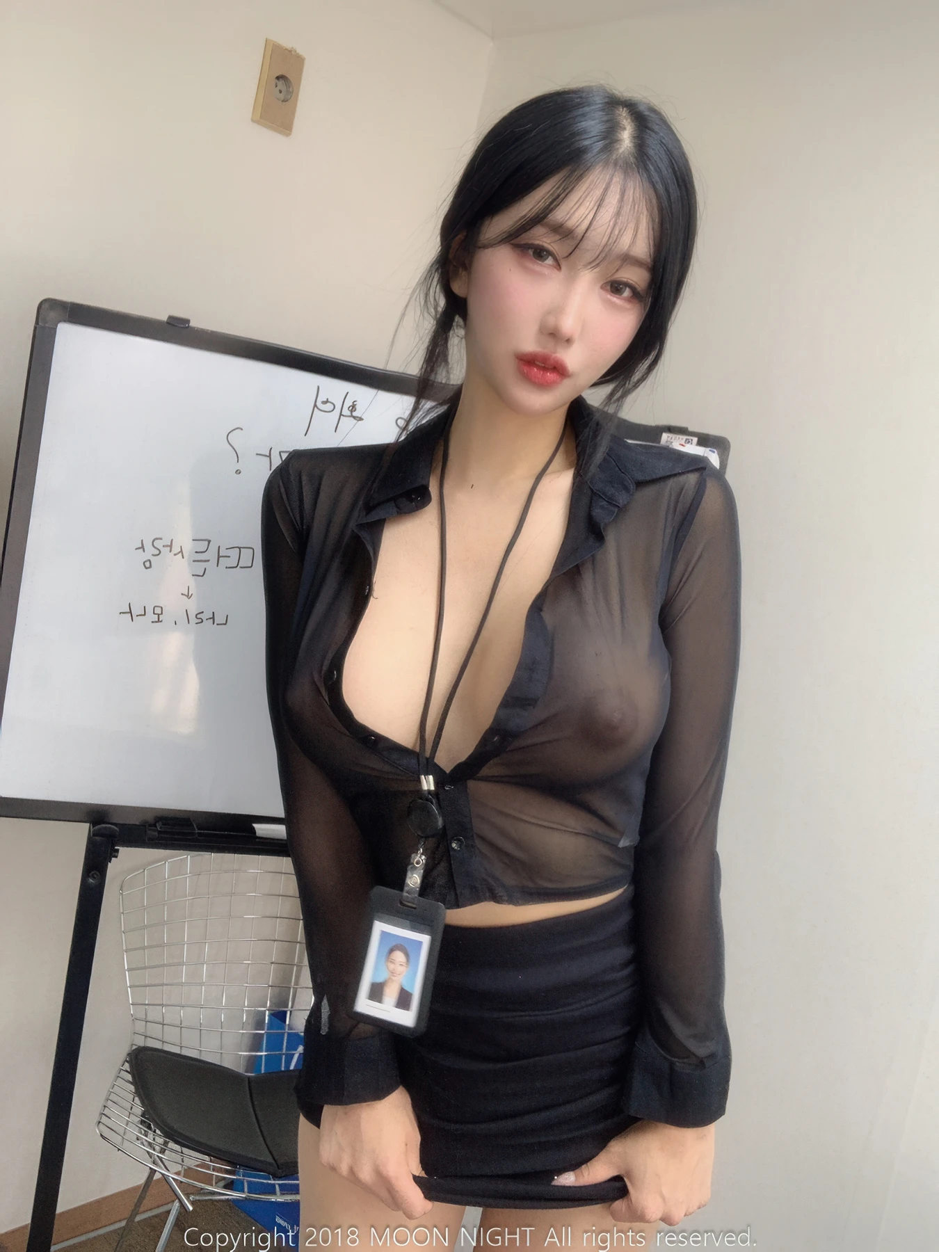 Yunjin 챌이, Moon Night Snap Photobook 「In The Office」の写真 20