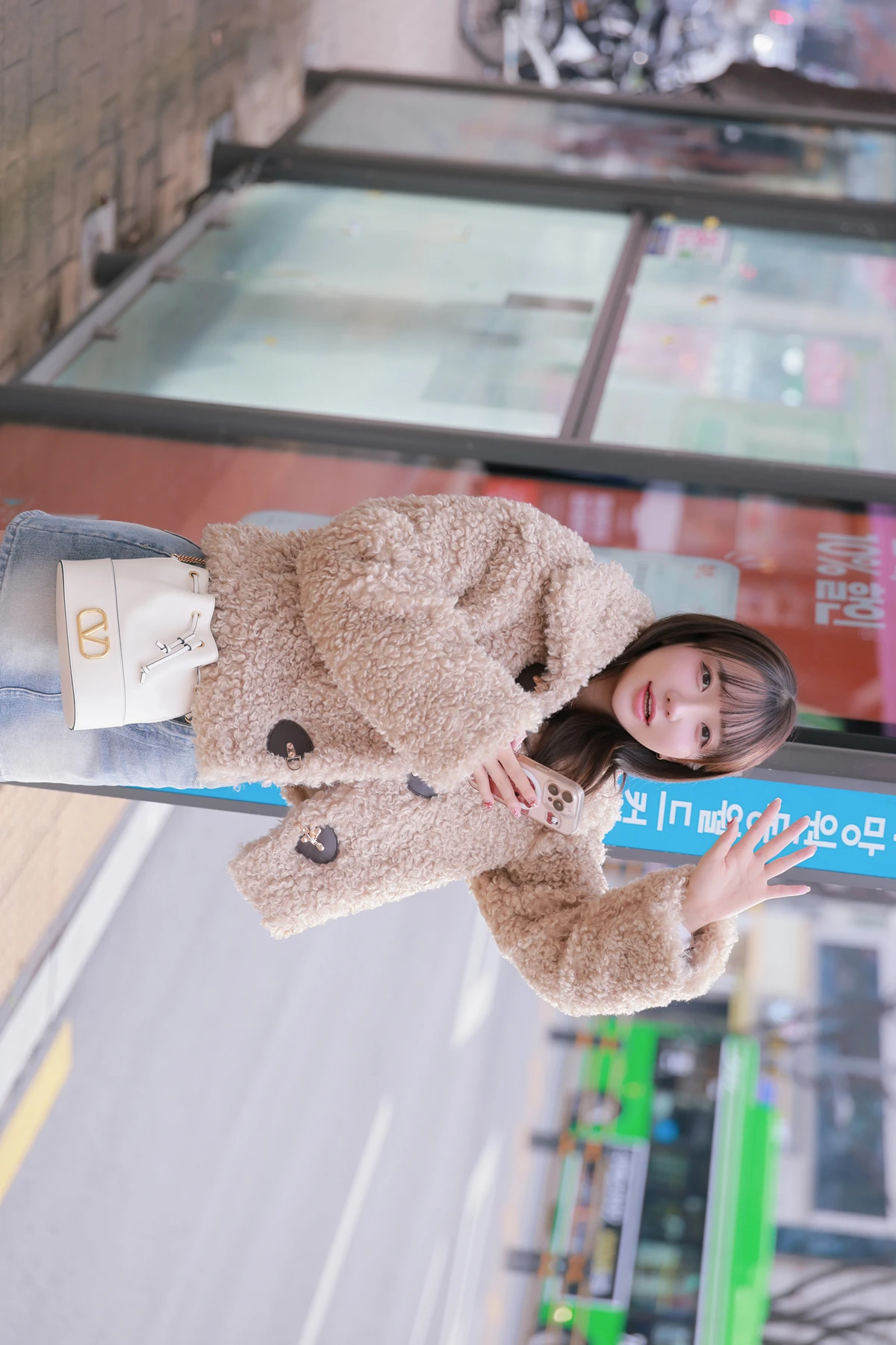 Son Yeeun 손예은, Photobook 「2025 X-Mas Offline」 Set.01の写真 8