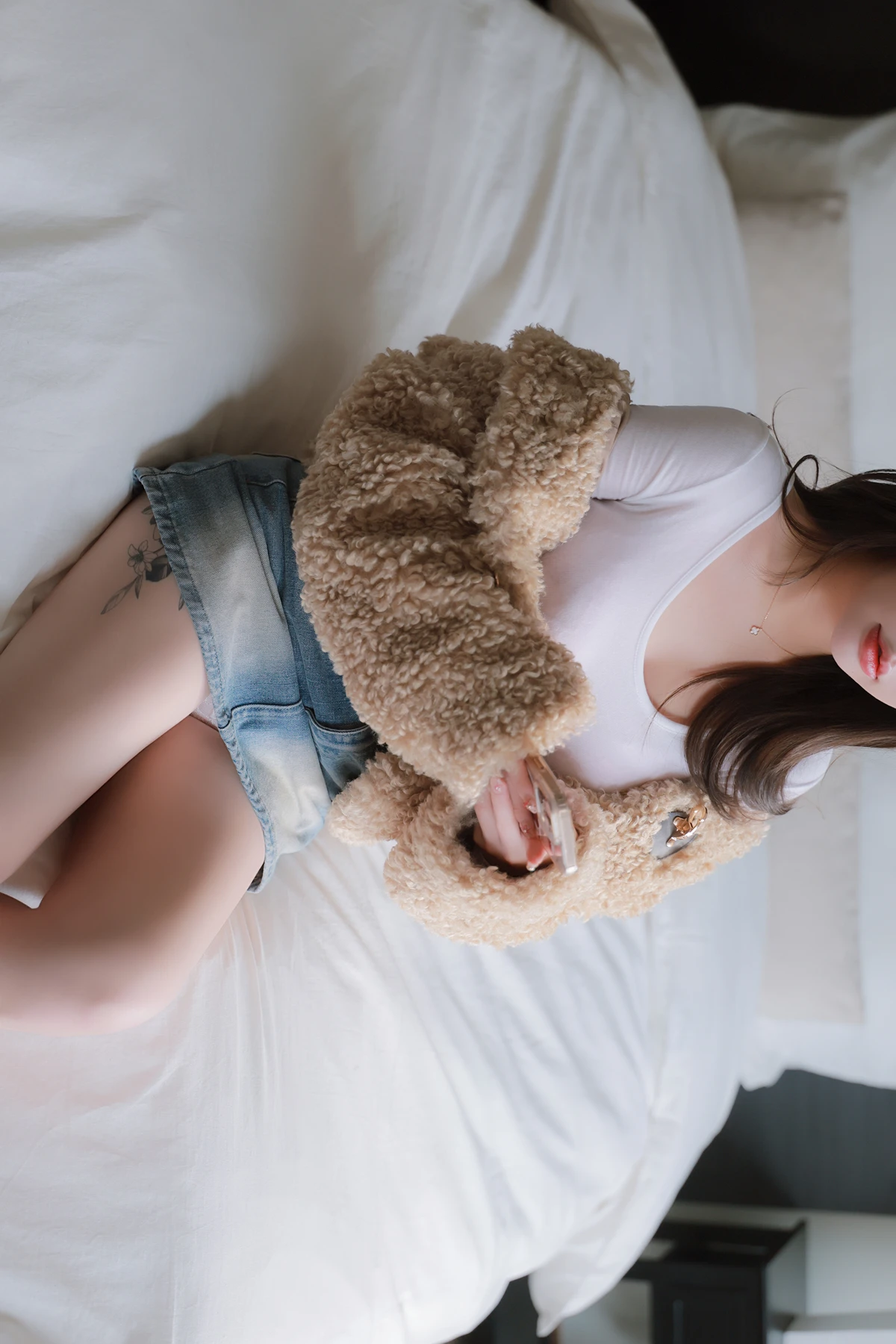 Son Yeeun 손예은, Photobook 「2025 X-Mas Offline」 Set.01の写真 13