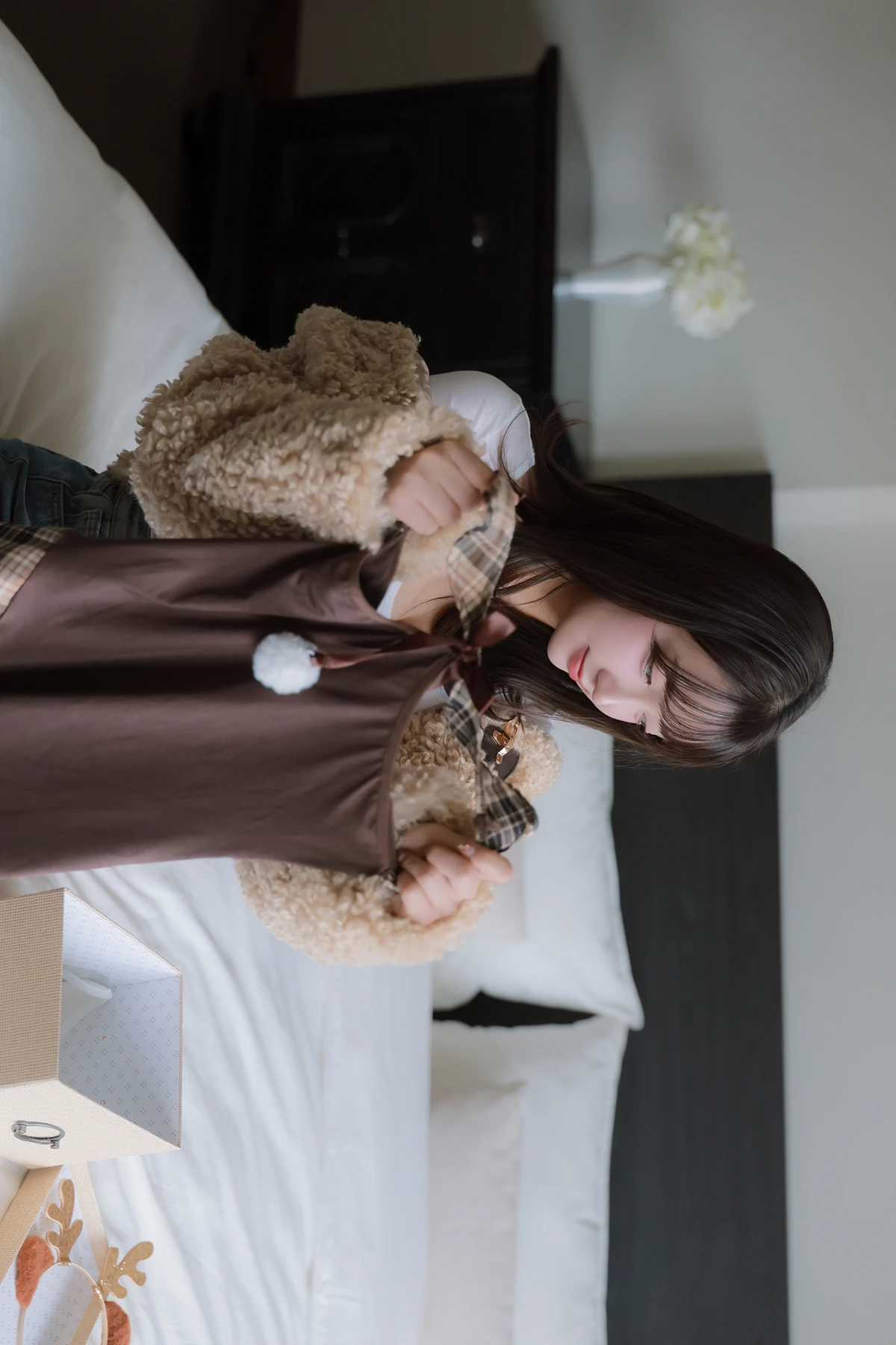 Son Yeeun 손예은, Photobook 「2025 X-Mas Offline」 Set.01の写真 20