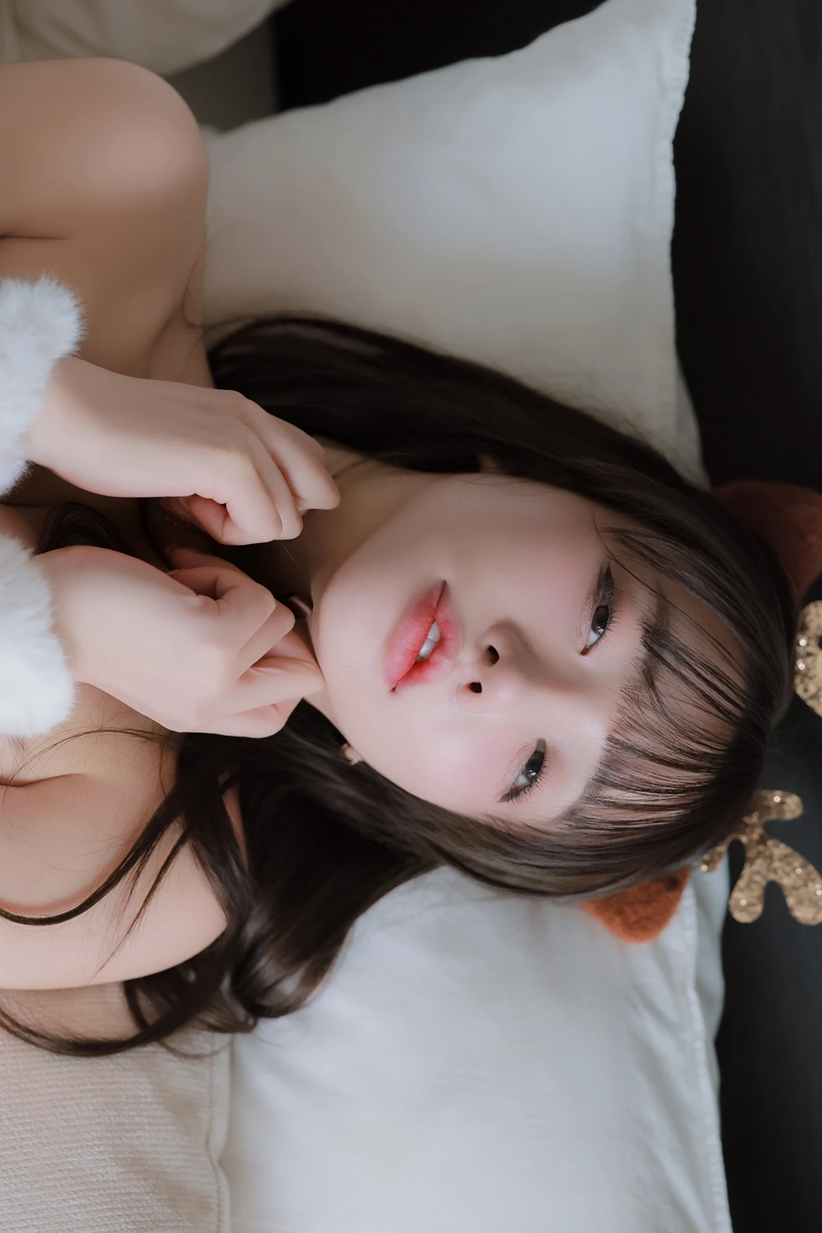 Son Yeeun 손예은, Photobook 「2025 X-Mas Offline」 Set.03の写真 14