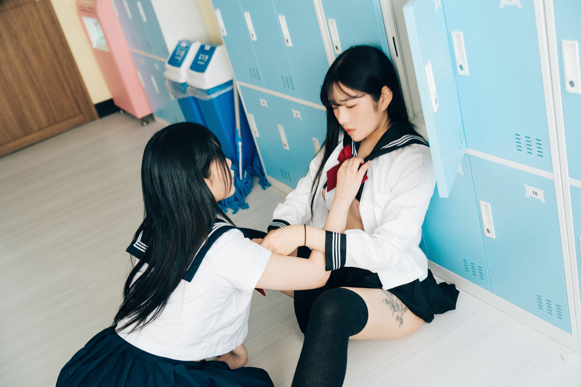ZIA.Kwon 권지아, Sonson 손손, [Loozy] Bitch Academy Hard Set.01の写真 40