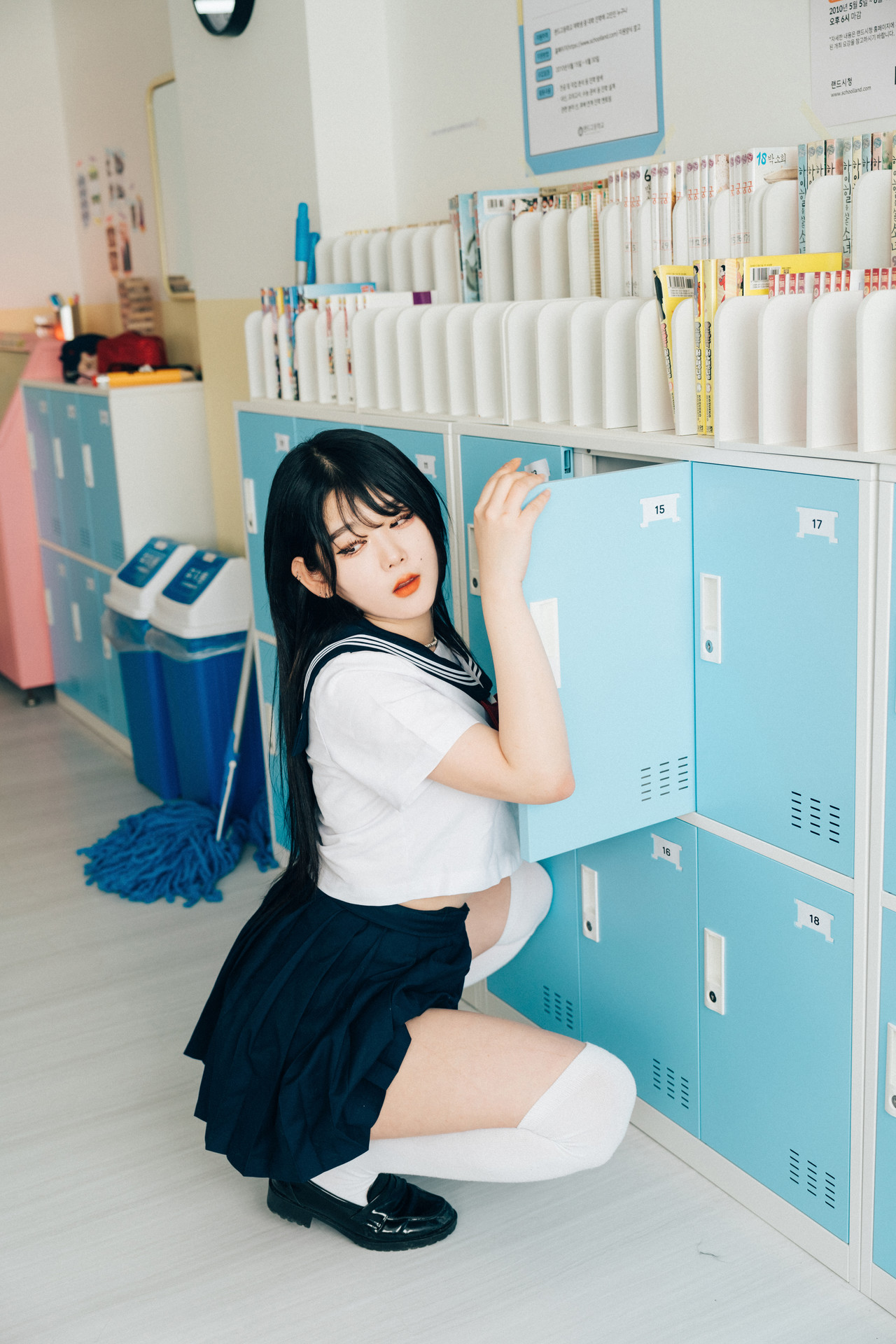 ZIA.Kwon 권지아, Sonson 손손, [Loozy] Bitch Academy Hard Set.02の写真 2