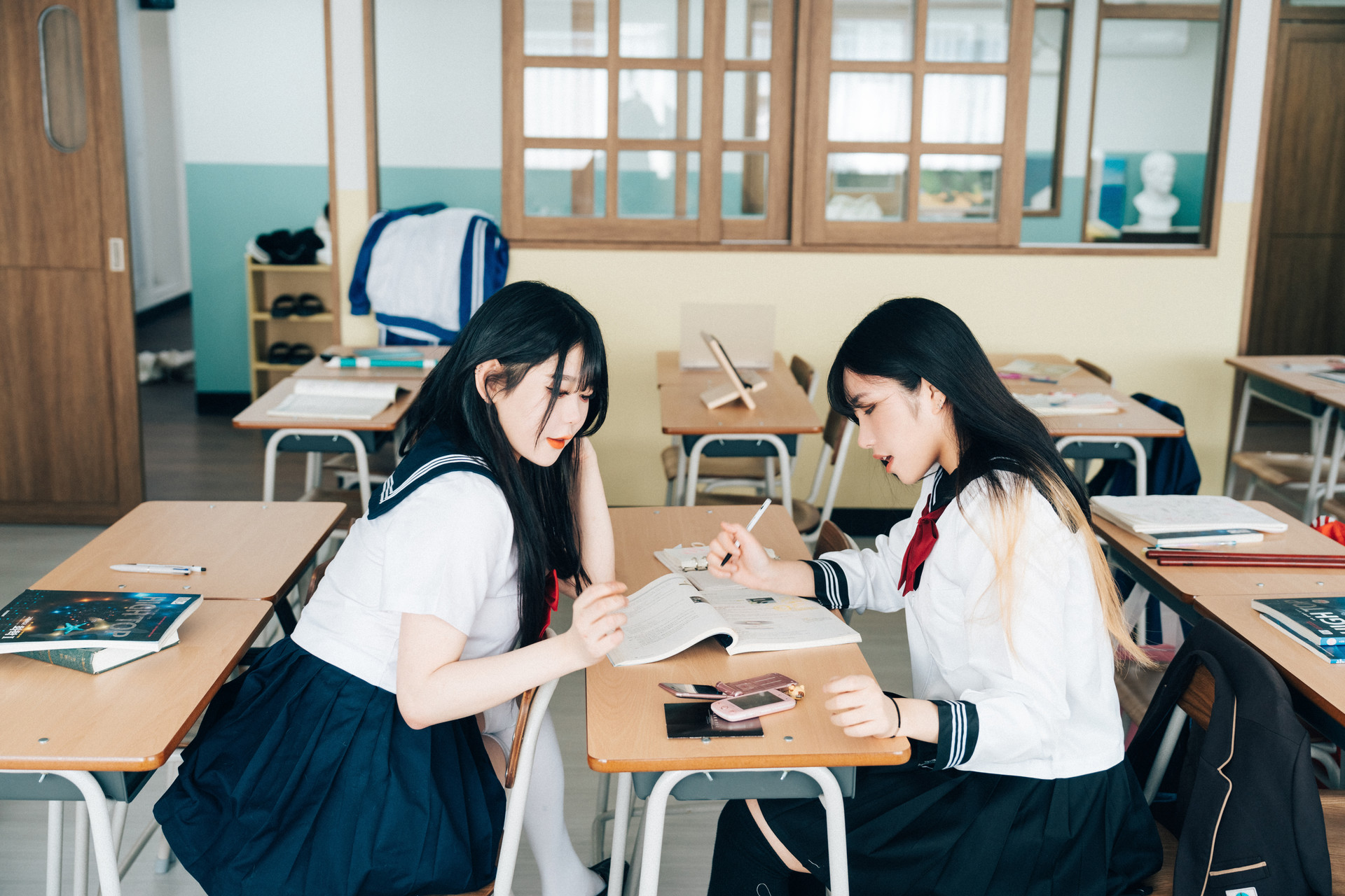 ZIA.Kwon 권지아, Sonson 손손, [Loozy] Bitch Academy Hard Set.03の写真 11