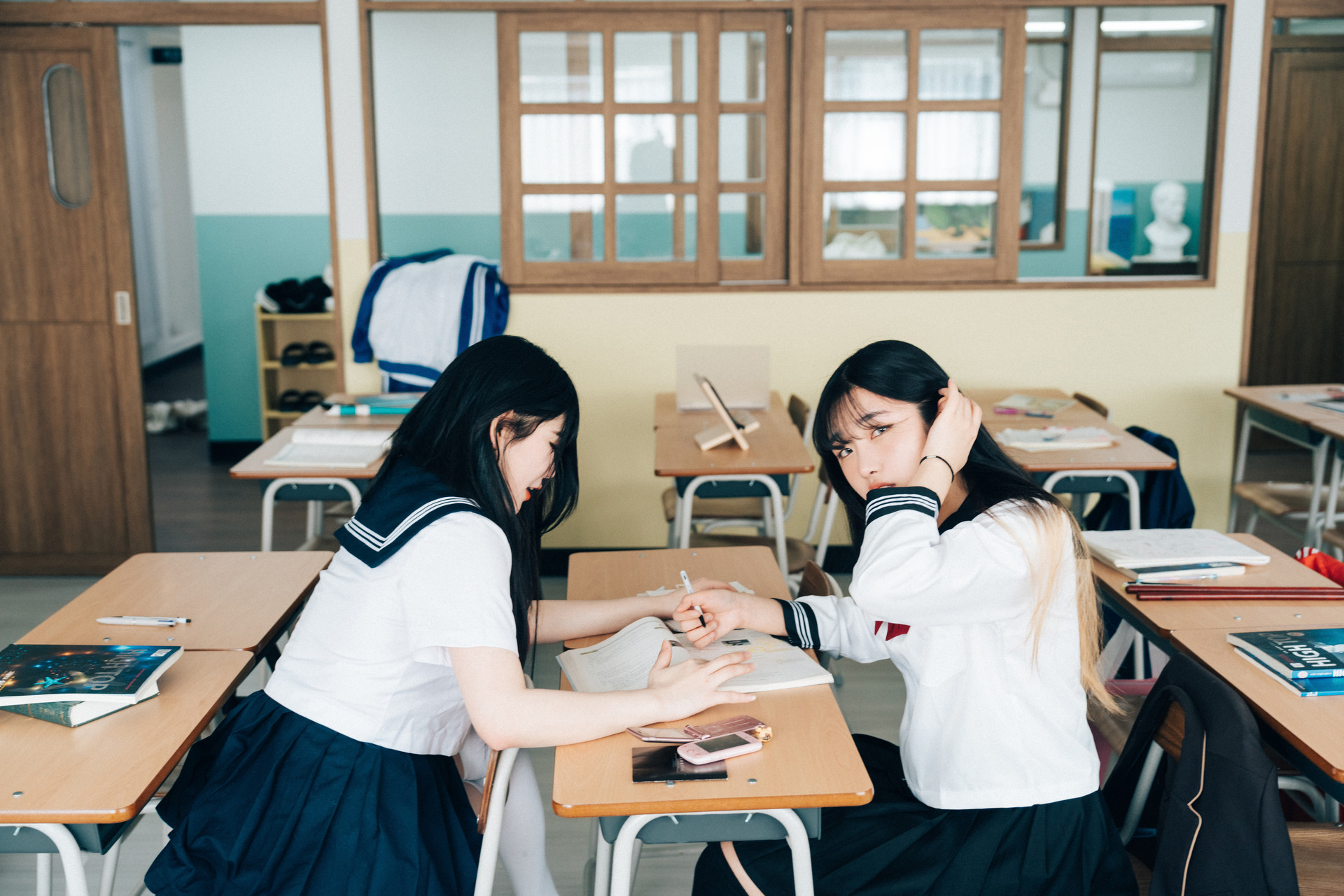 ZIA.Kwon 권지아, Sonson 손손, [Loozy] Bitch Academy Hard Set.03の写真 12