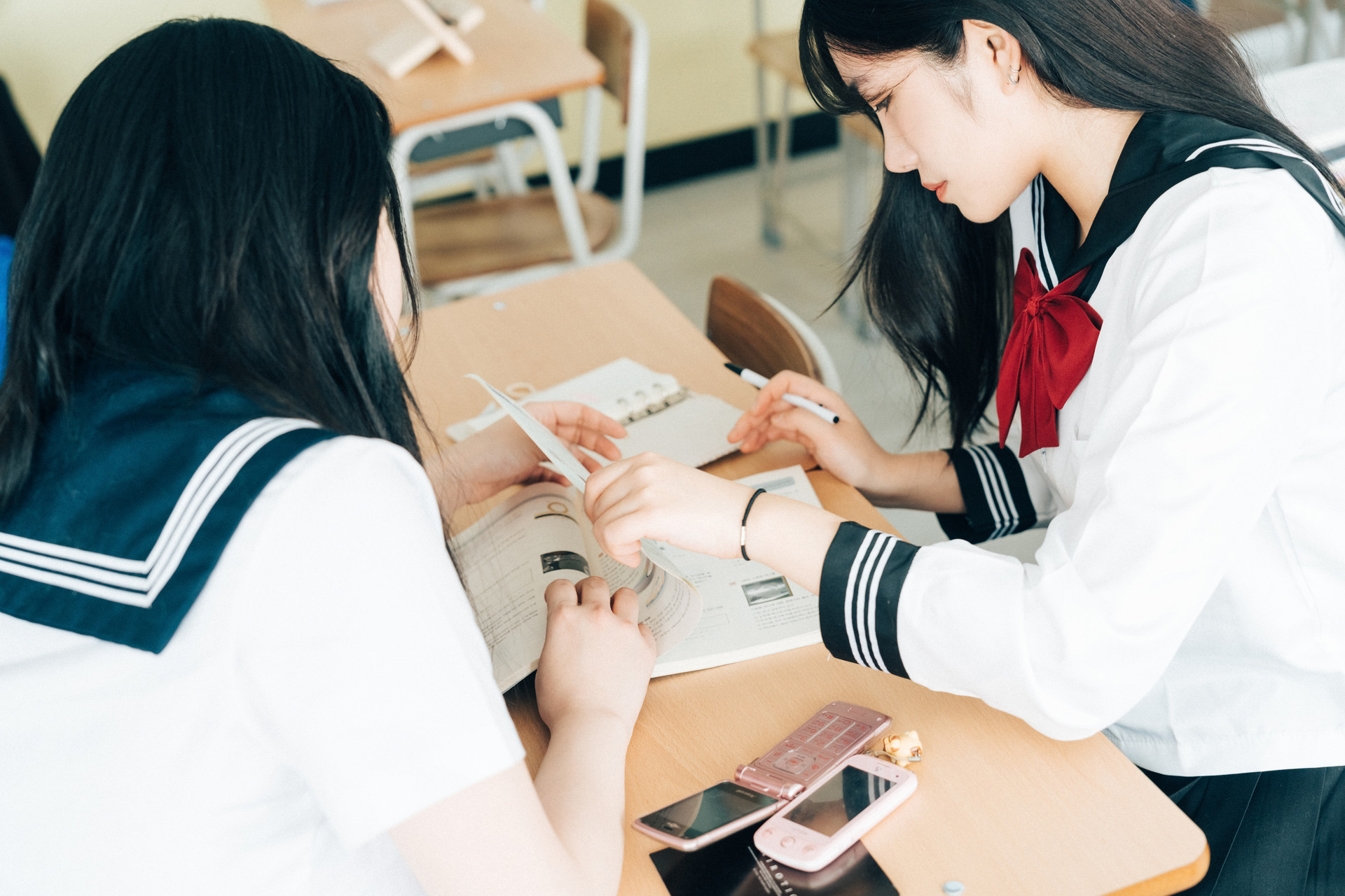 ZIA.Kwon 권지아, Sonson 손손, [Loozy] Bitch Academy Hard Set.03の写真 13