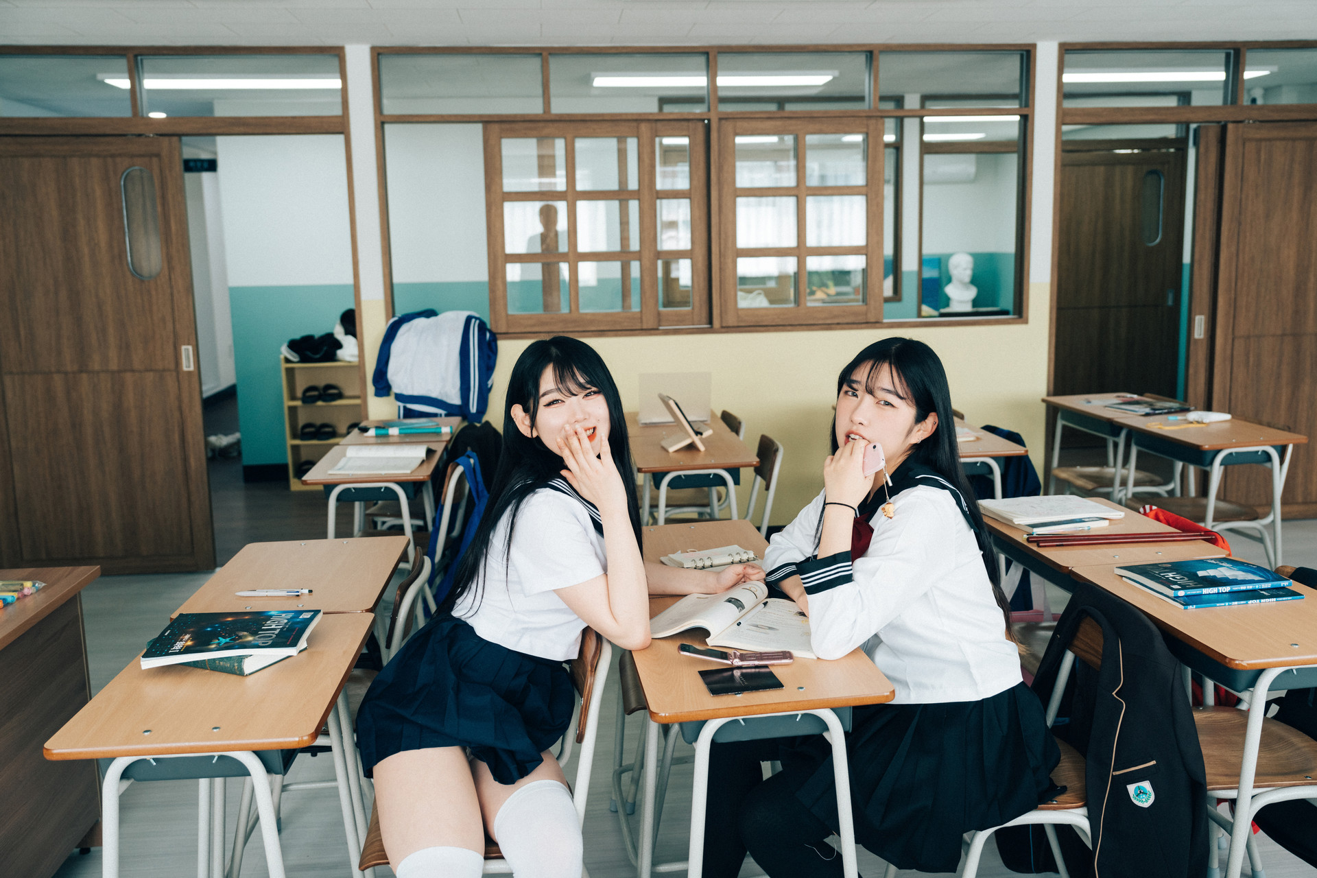 ZIA.Kwon 권지아, Sonson 손손, [Loozy] Bitch Academy Hard Set.03の写真 15