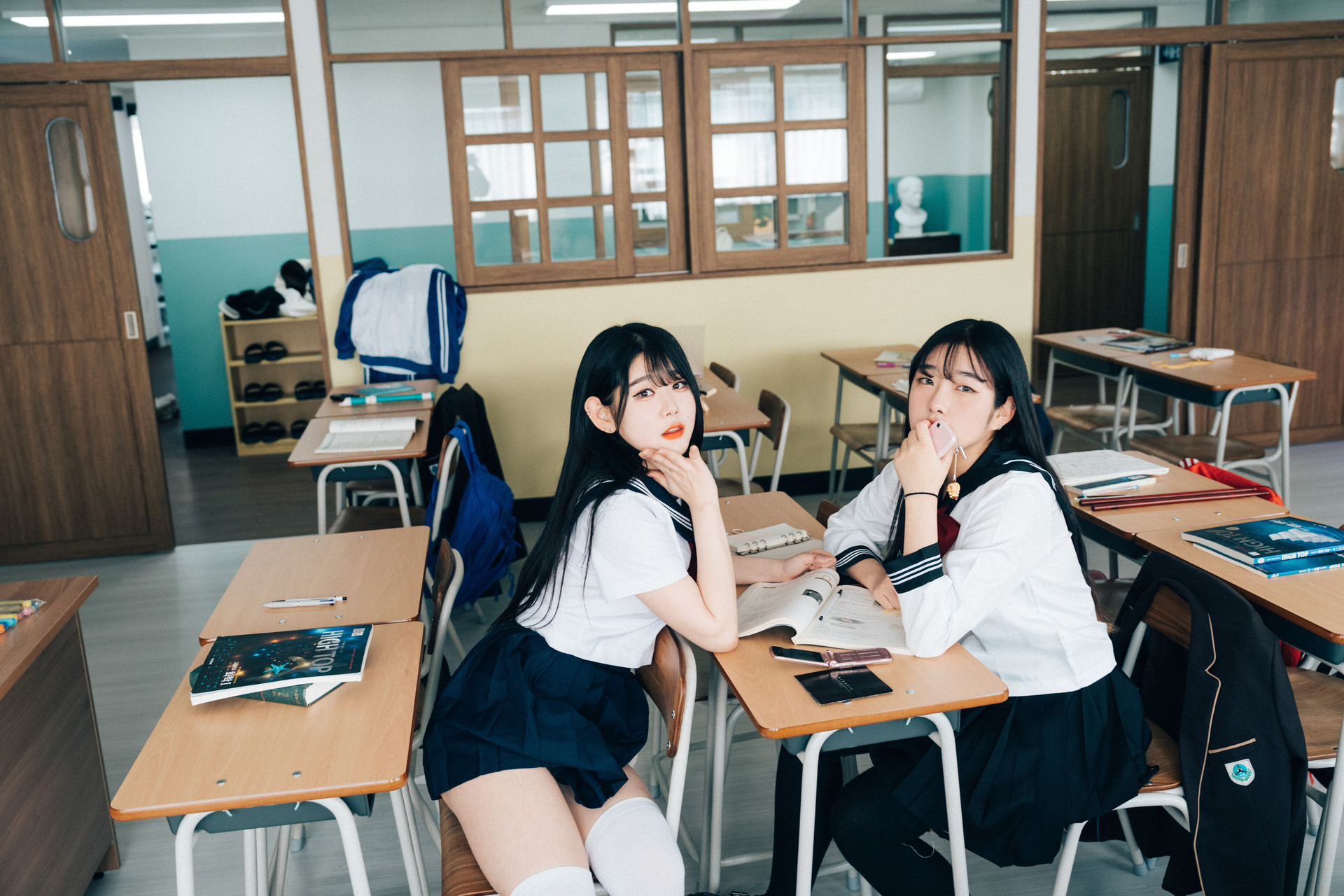 ZIA.Kwon 권지아, Sonson 손손, [Loozy] Bitch Academy Hard Set.03の写真 16