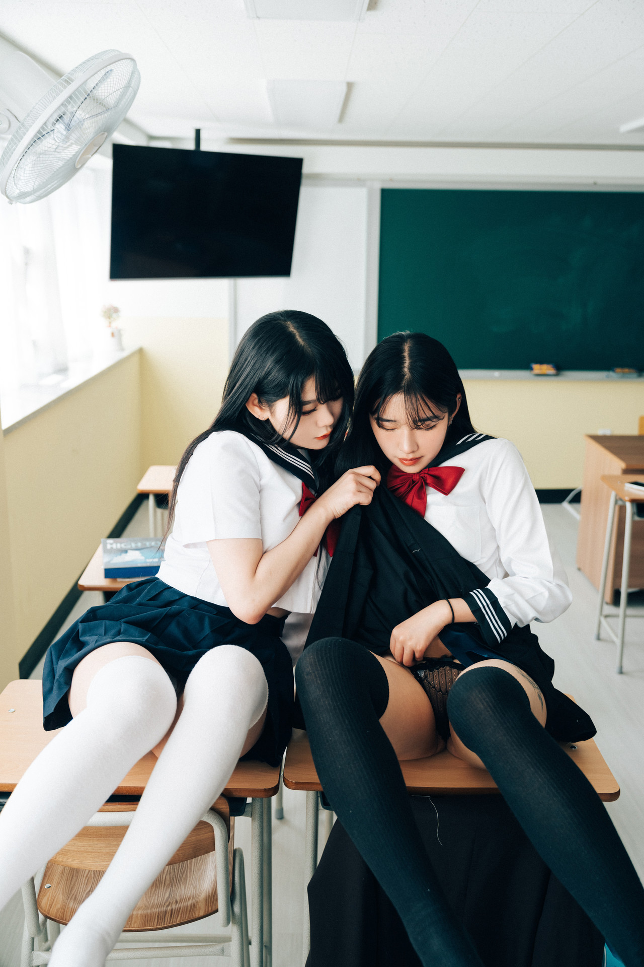ZIA.Kwon 권지아, Sonson 손손, [Loozy] Bitch Academy Hard Set.03の写真 25