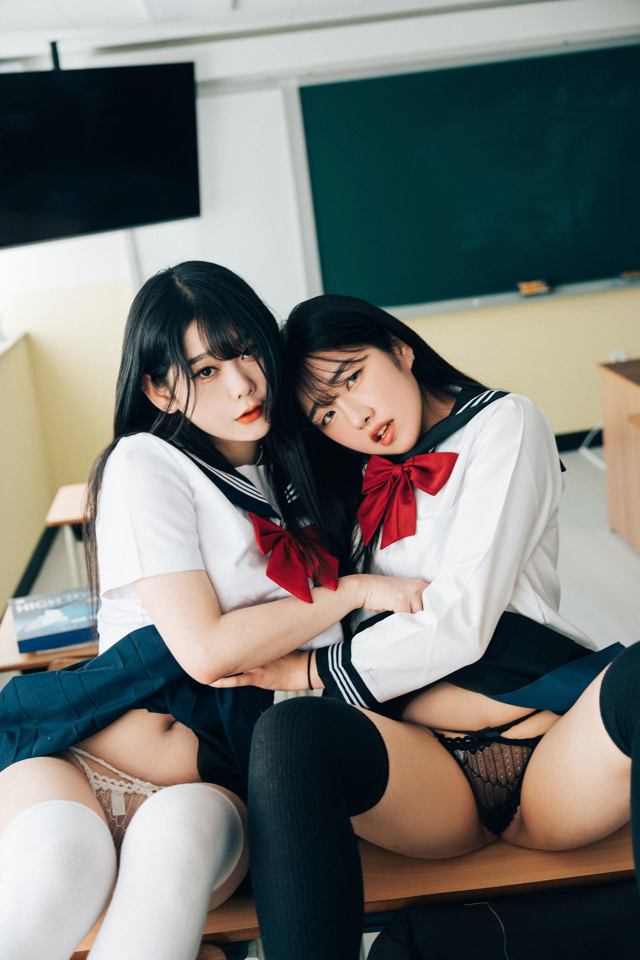ZIA.Kwon 권지아, Sonson 손손, [Loozy] Bitch Academy Hard Set.03の写真 26