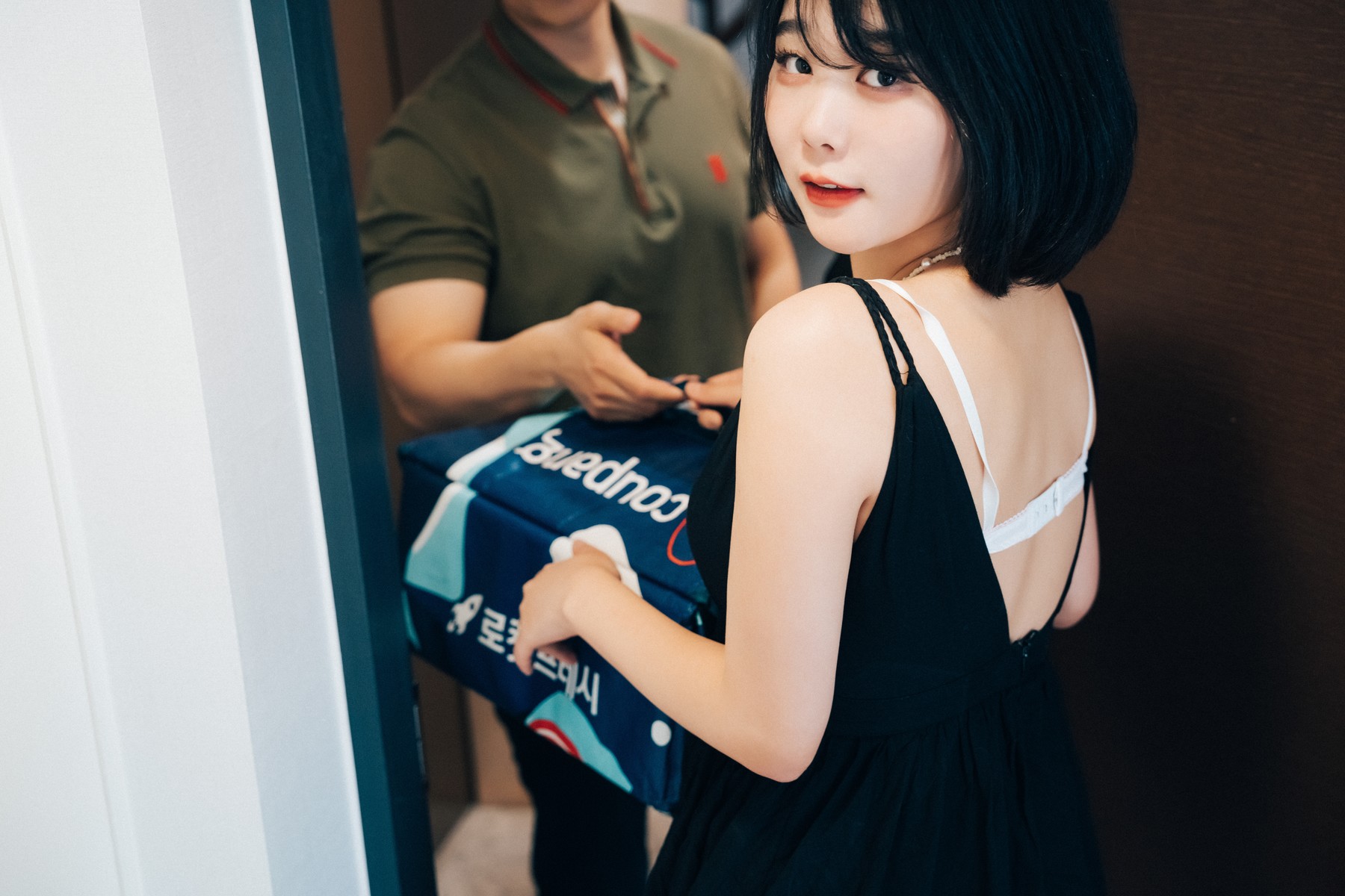 ZIA.Kwon 권지아, [Loozy] With Delivery Man Set.01の写真 3